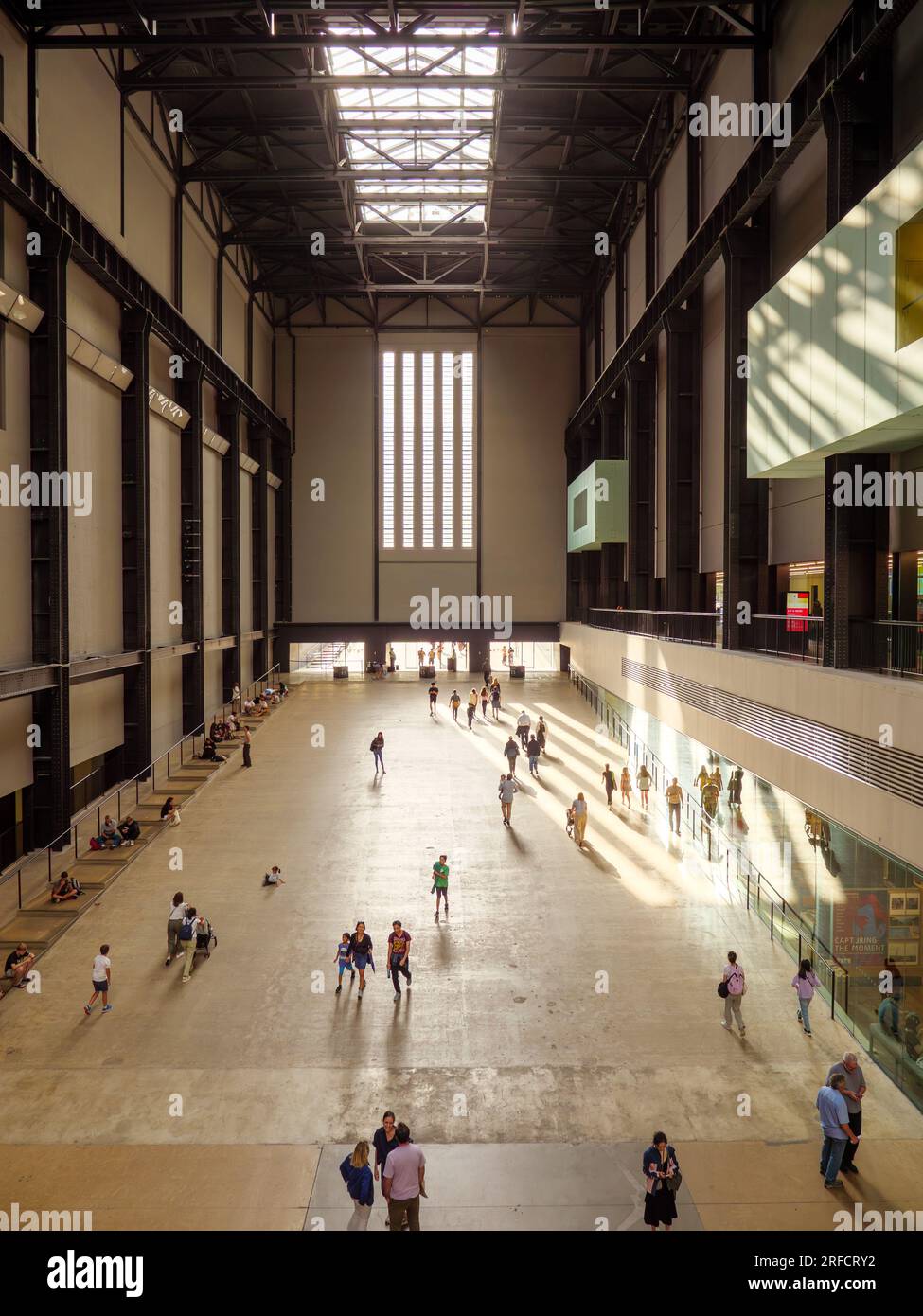 Interno della turbine Hall presso Tate Modern, Londra, Regno Unito Foto Stock