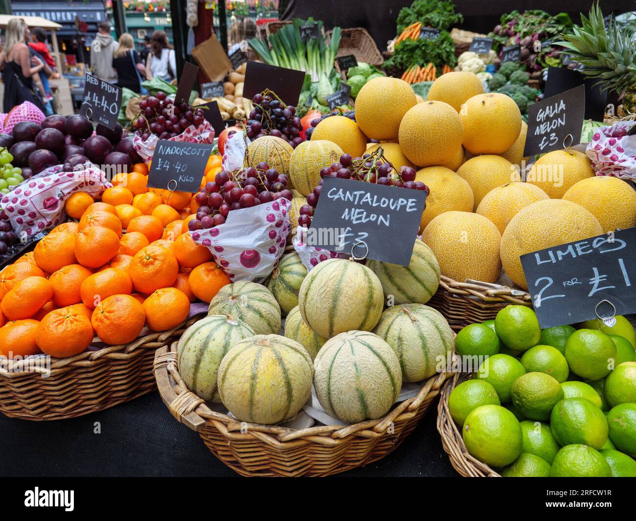 Bancarella di frutta e verdura fresca a Borough Market, Londra, Regno Unito Foto Stock