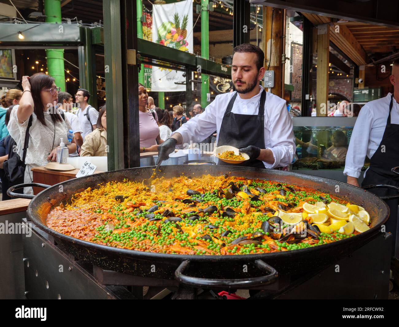 Bancarella di cibo per paella spagnola al Borough Market, Londra, Inghilterra, Regno Unito Foto Stock