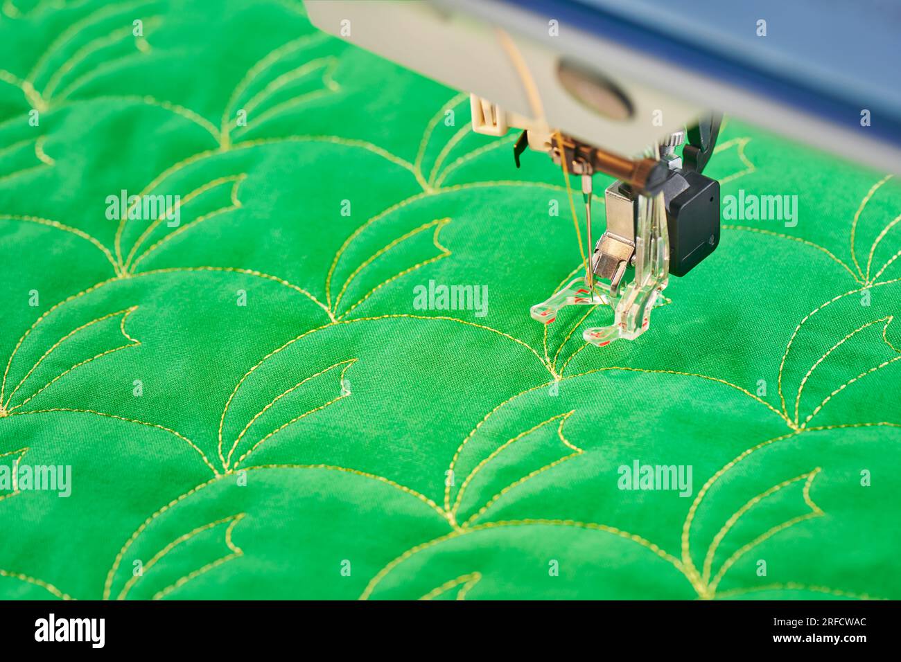 Lavorare la trapuntatura con una macchina elettrica per cucire utilizzando un tecnica di movimento libero Foto Stock
