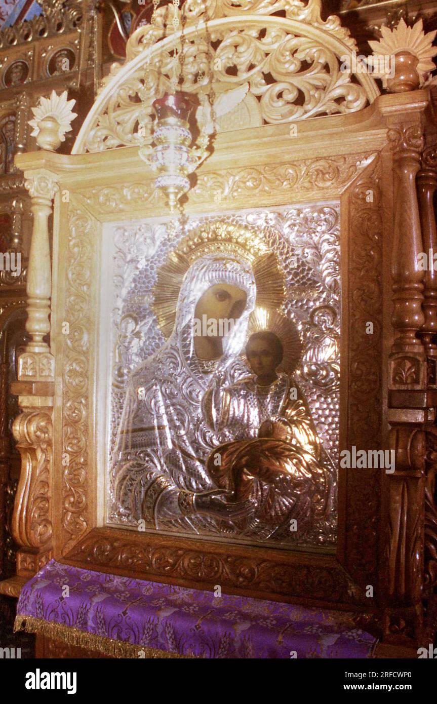 Contea di Iasi, Romania, 1999. Interno della chiesa del XVII secolo nel monastero di Hadambu. Icona raffigurante la Vergine Maria che tiene il bambino. Foto Stock