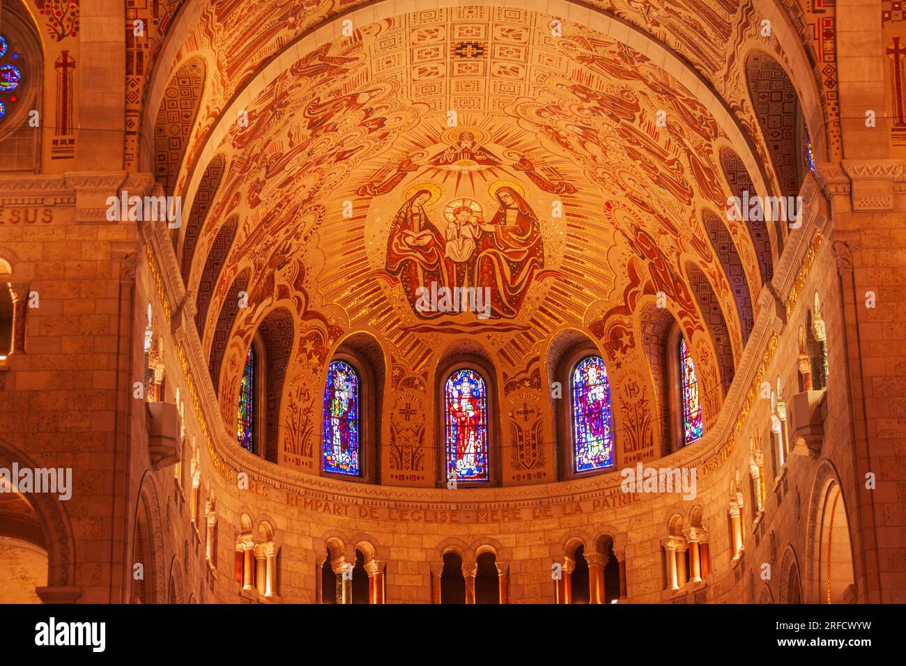 Basilica di Sainte-Anne de Beaupré sulle rive della Basilica di San Lawrence River, 32 miglia sopra Quebec City in Canada. Foto Stock