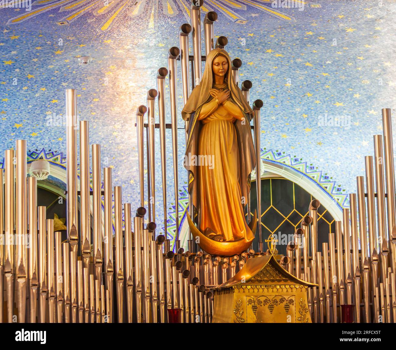 Basilica di Sainte-Anne de Beaupré sulle rive della Basilica di San Lawrence River, 32 miglia sopra Quebec City in Canada. Foto Stock