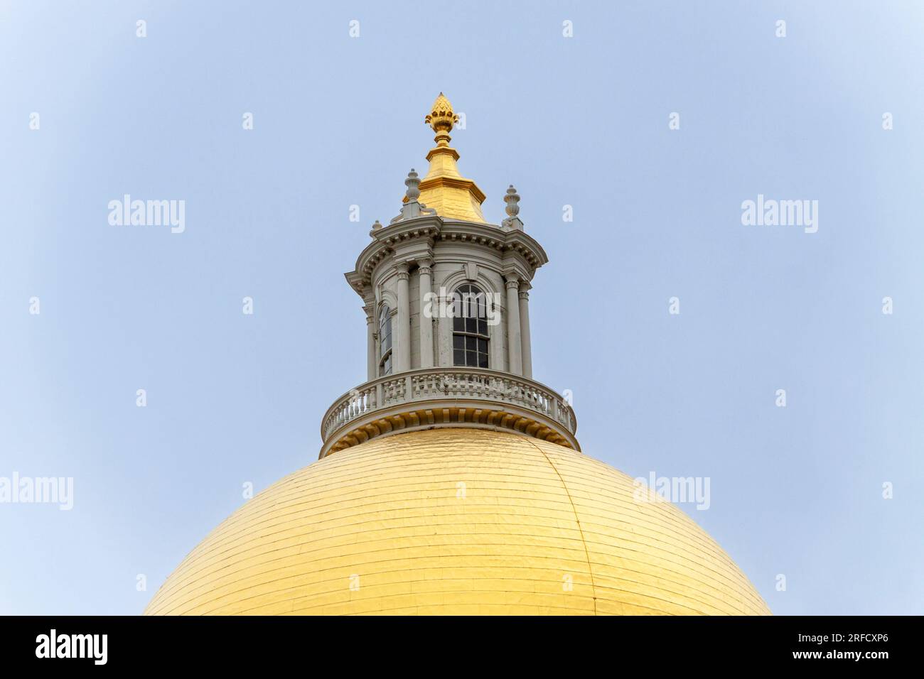 Scena di un tour del centro di Boston in un giorno di pioggia a maggio. Dome of Massachusetts State House. Foto Stock