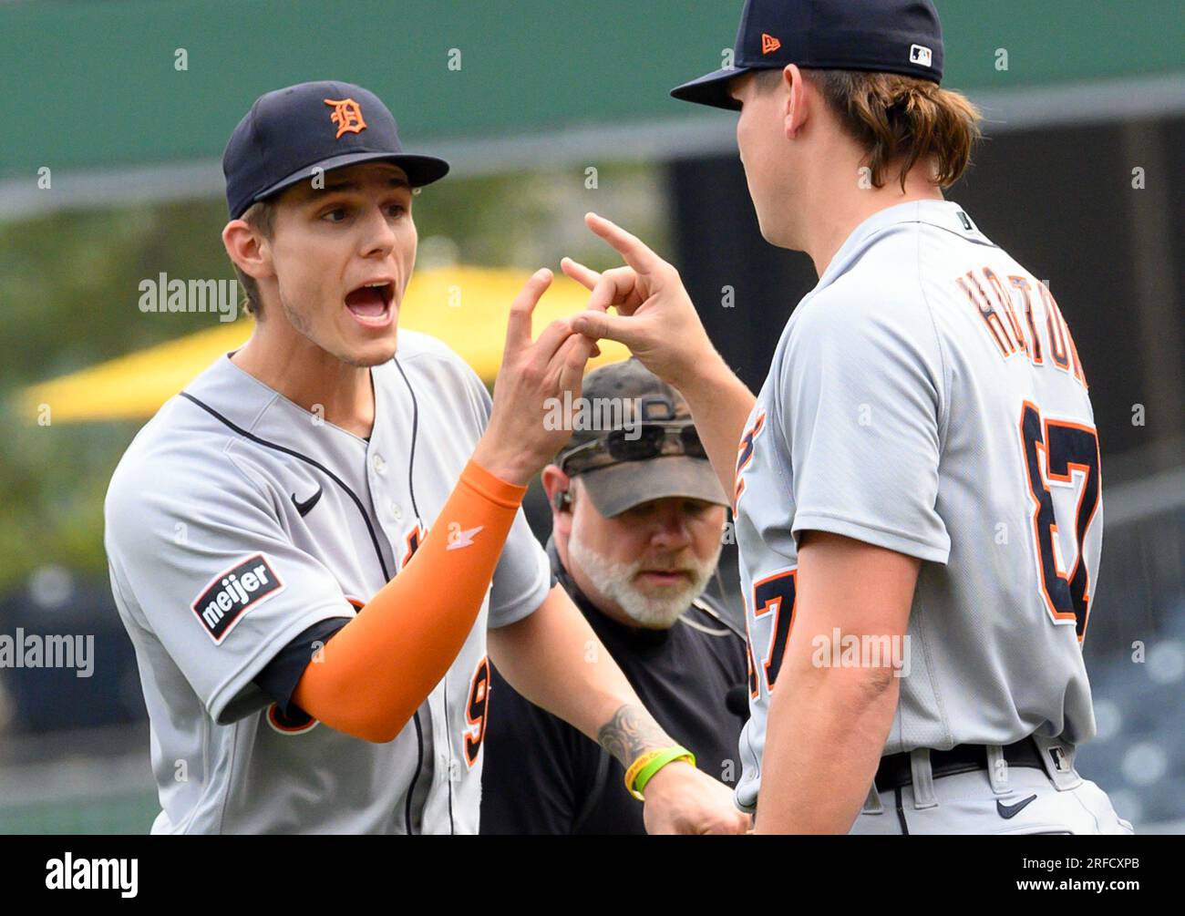 Pittsburgh, Stati Uniti. 2 agosto 2023. Il lanciatore di rilievo dei Detroit Tigers Tyler Holton (87) festeggia la vittoria del 6-3 contro i Pittsburgh Pirates con il terzo base dei Detroit Tigers Nick Maton (9) al PNC Park mercoledì 2 agosto 2023 a Pittsburgh. Foto di Archie Carpenter/UPI credito: UPI/Alamy Live News Foto Stock