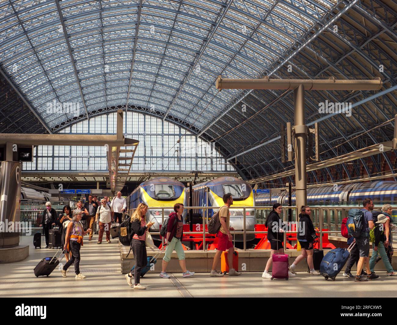 Persone che arrivano su un treno Eurostar alla stazione internazionale di St Pancras, Londra, Regno Unito Foto Stock