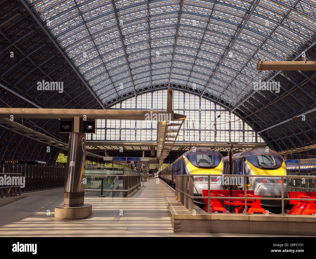Treni Eurostar sul binario della stazione di St Pancras International, Londra, Regno Unito Foto Stock