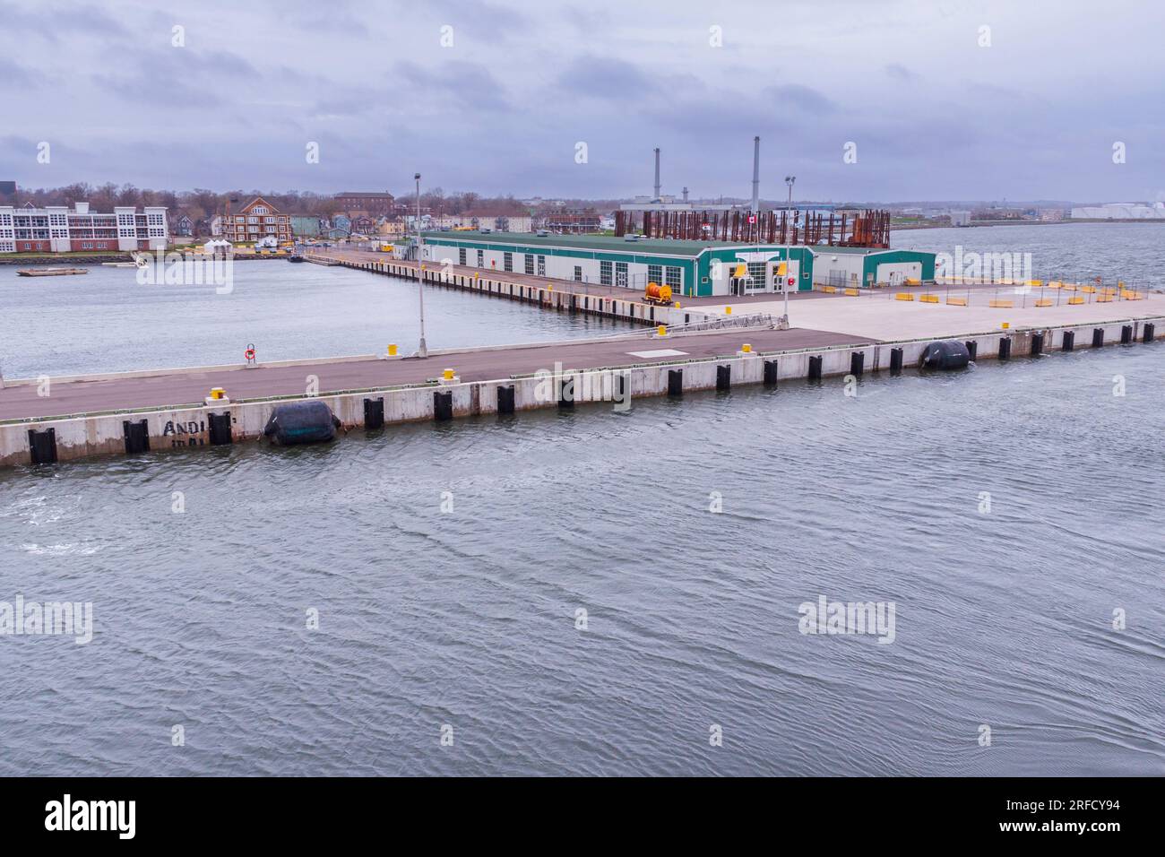 La nave da crociera attracca a Charlottetown sull'Isola del Principe Edoardo, Canada, in una fredda giornata piovosa a maggio. Foto Stock