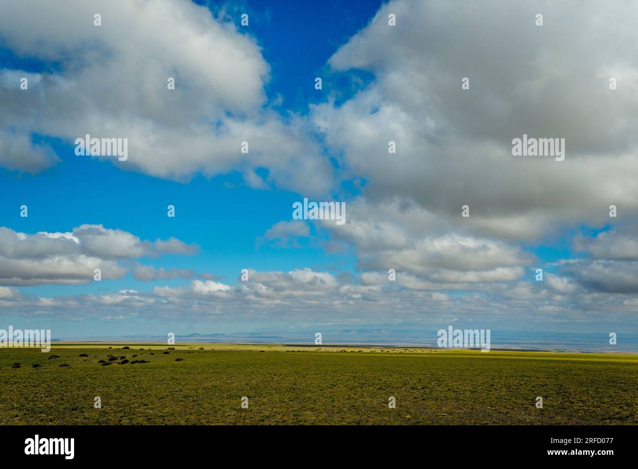 Paesaggio asciutto con nuvole di gonfiori nel deserto meridionale del Gobi, nella Mongolia meridionale. Foto Stock