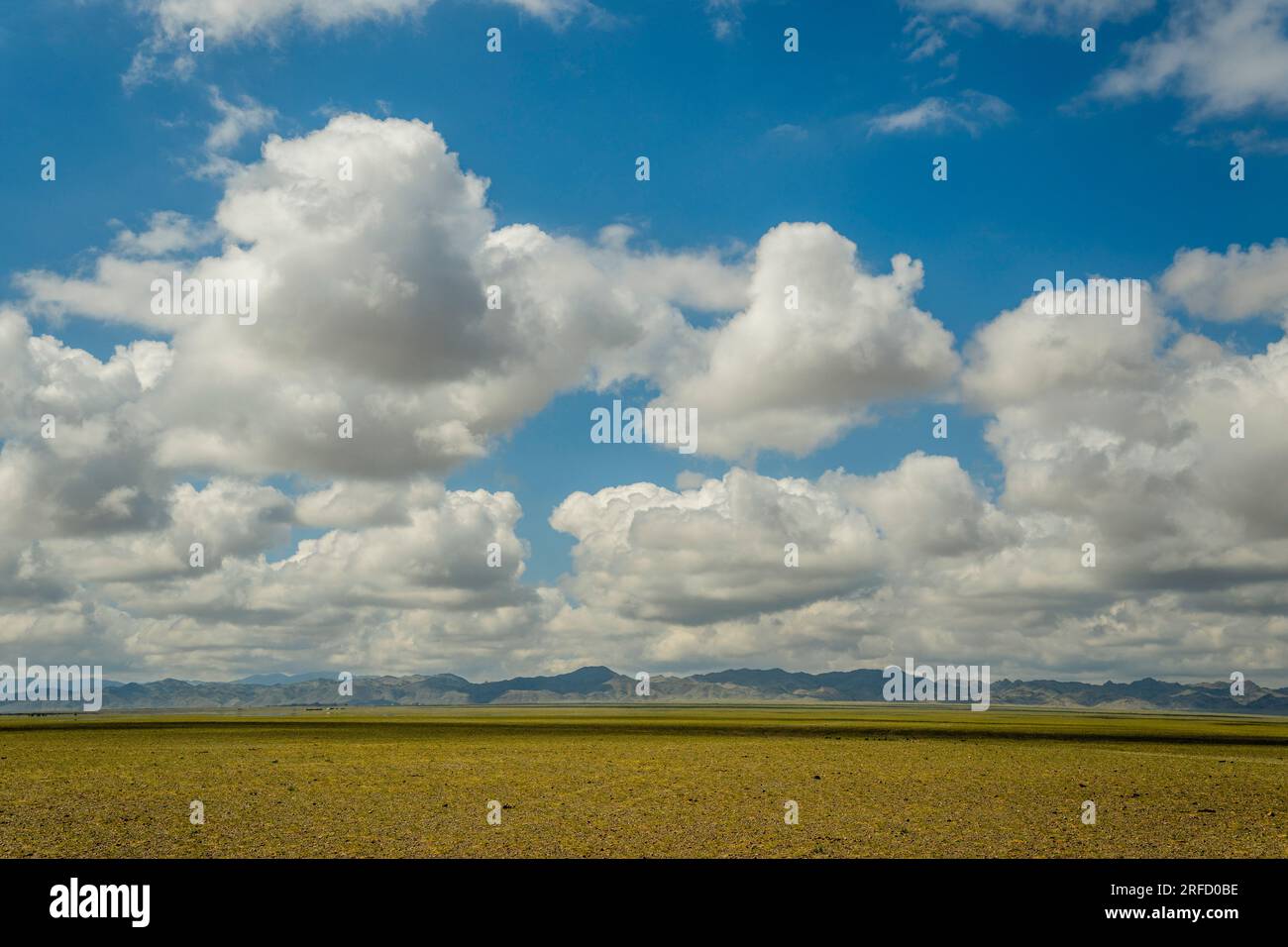 Paesaggio asciutto con nuvole di gonfiori nel deserto meridionale del Gobi, nella Mongolia meridionale. Foto Stock