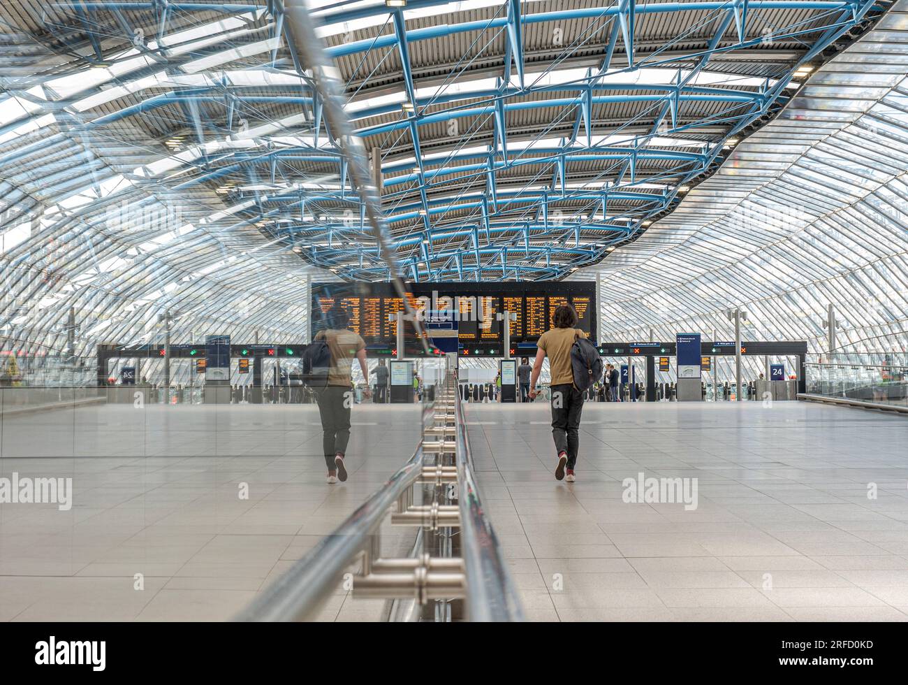 LA STAZIONE DI WATERLOO è un viaggiatore solitario in una nuova e tranquilla architettura che circonda le piattaforme 20-24 nell'ex terminal Eurostar. Stazione Waterloo di Londra Foto Stock