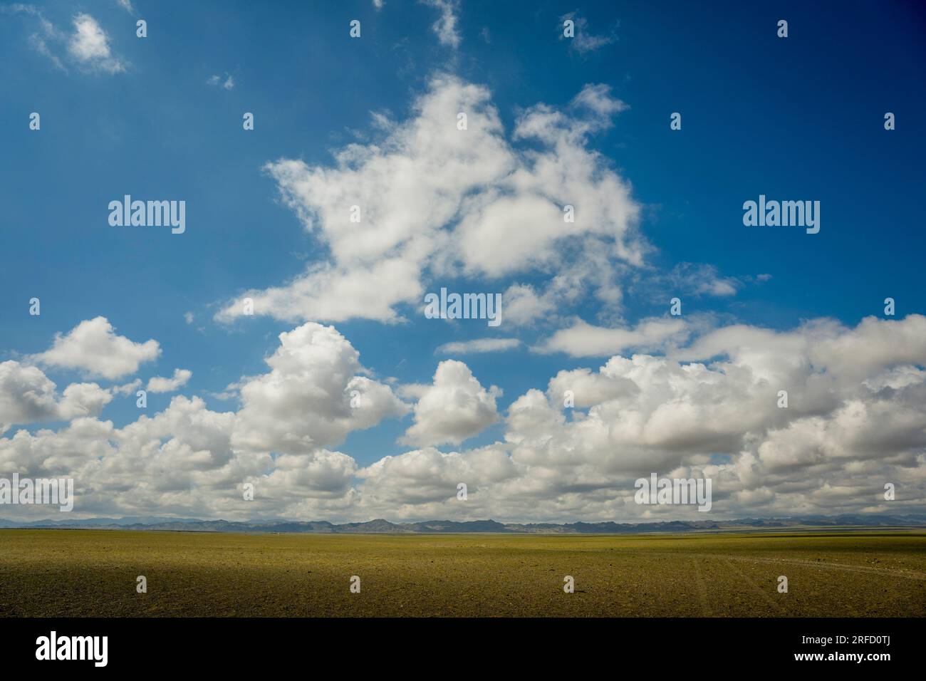Paesaggio asciutto con nuvole di gonfiori nel deserto meridionale del Gobi, nella Mongolia meridionale. Foto Stock