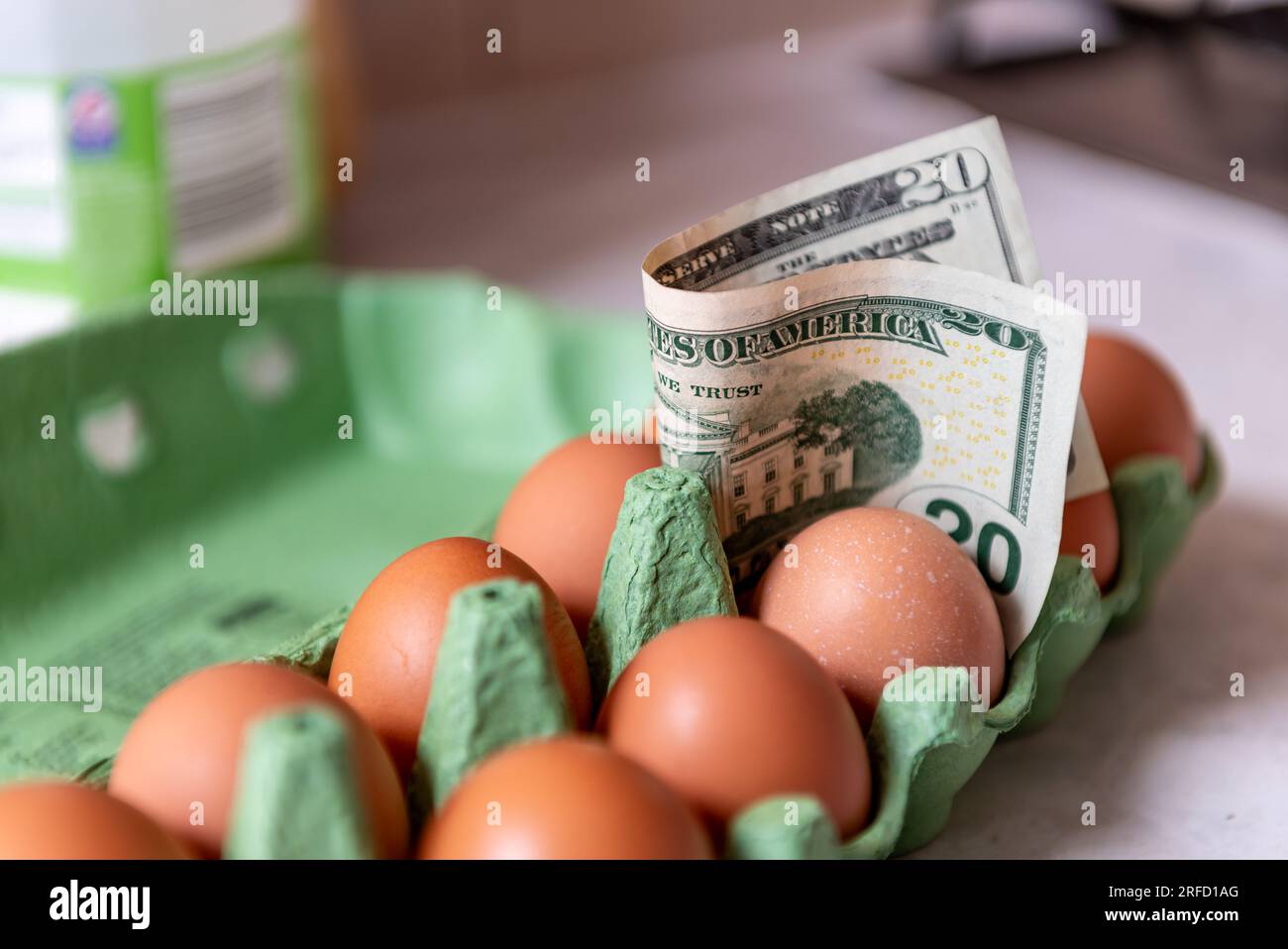 Costo della vita, concetto di inflazione alimentare con bollette in dollari americani e prodotti alimentari. Foto Stock