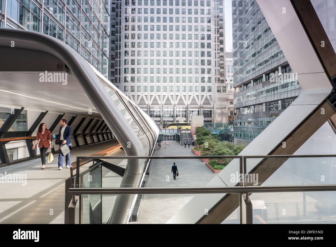 Canary Wharf Plaza Workers, Adams Plaza Bridge One Canada Square Behind, gli spostamenti in città a Canary Wharf, architettura futuristica Regno Unito Foto Stock