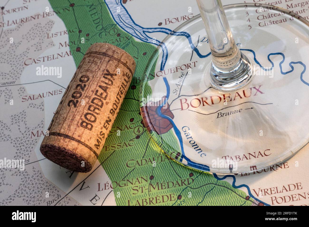 Bordeaux 2020 degustazione di vini francese, mappa del tour in sughero, con bicchiere di vino, tappo in primo piano, sulla vecchia mappa storica delle aree vinicole di Bordeaux con bicchiere di vino. Foto Stock