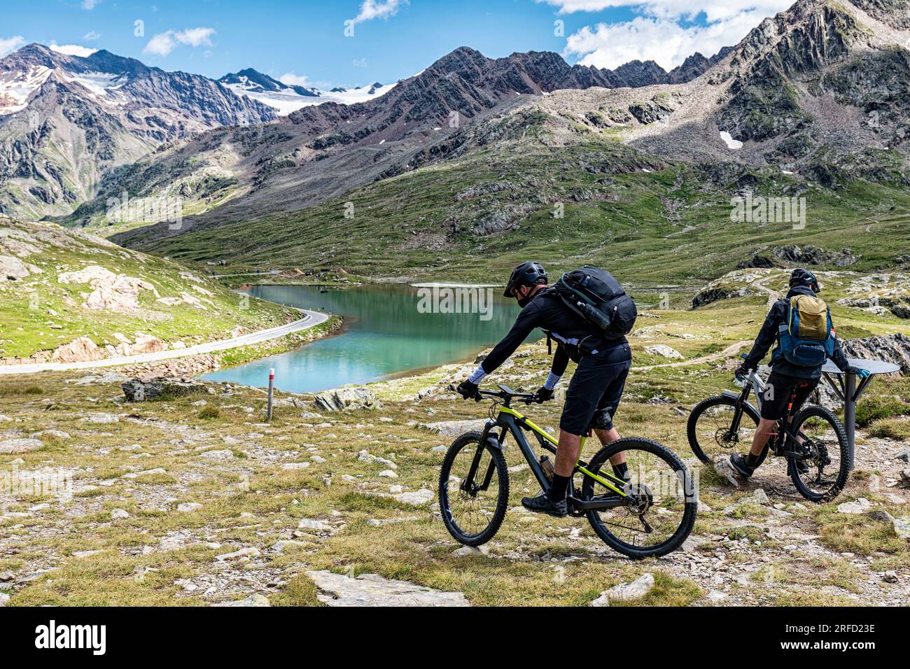 Giro in mountain bike sulle alpi italiane della Valtellina Foto Stock