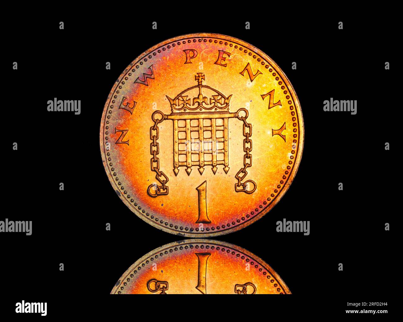 Rovescio di una moneta da 1973 One Pence con una portculla coronata e catene Foto Stock