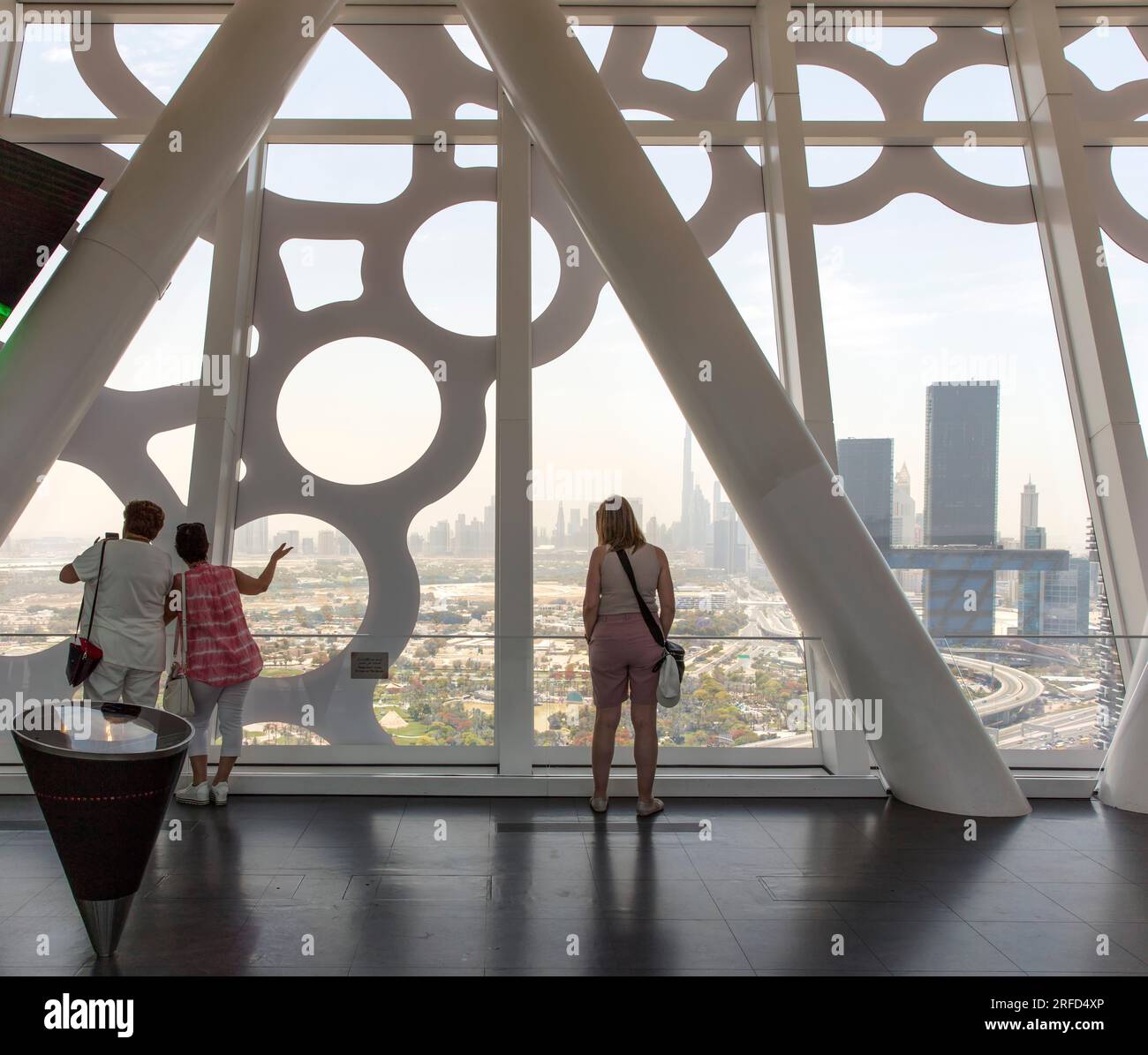La gente guarda lo skyline di Dubai dalla piattaforma di osservazione del Dubai Frame, Dubai, Emirati Arabi Uniti Foto Stock