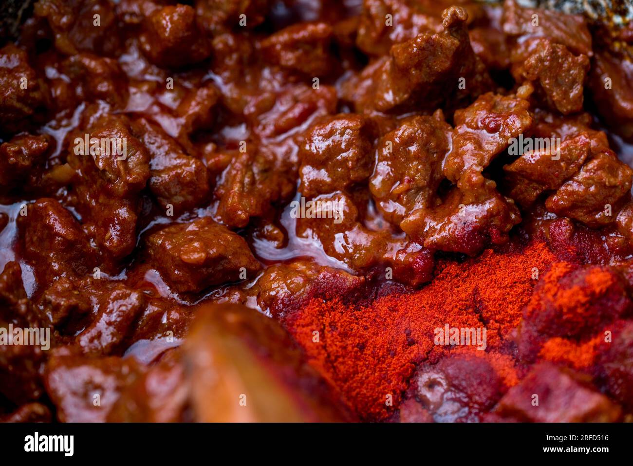 il tradizionale gulasch ungherese sta bollendo in un calderone. Foto Stock