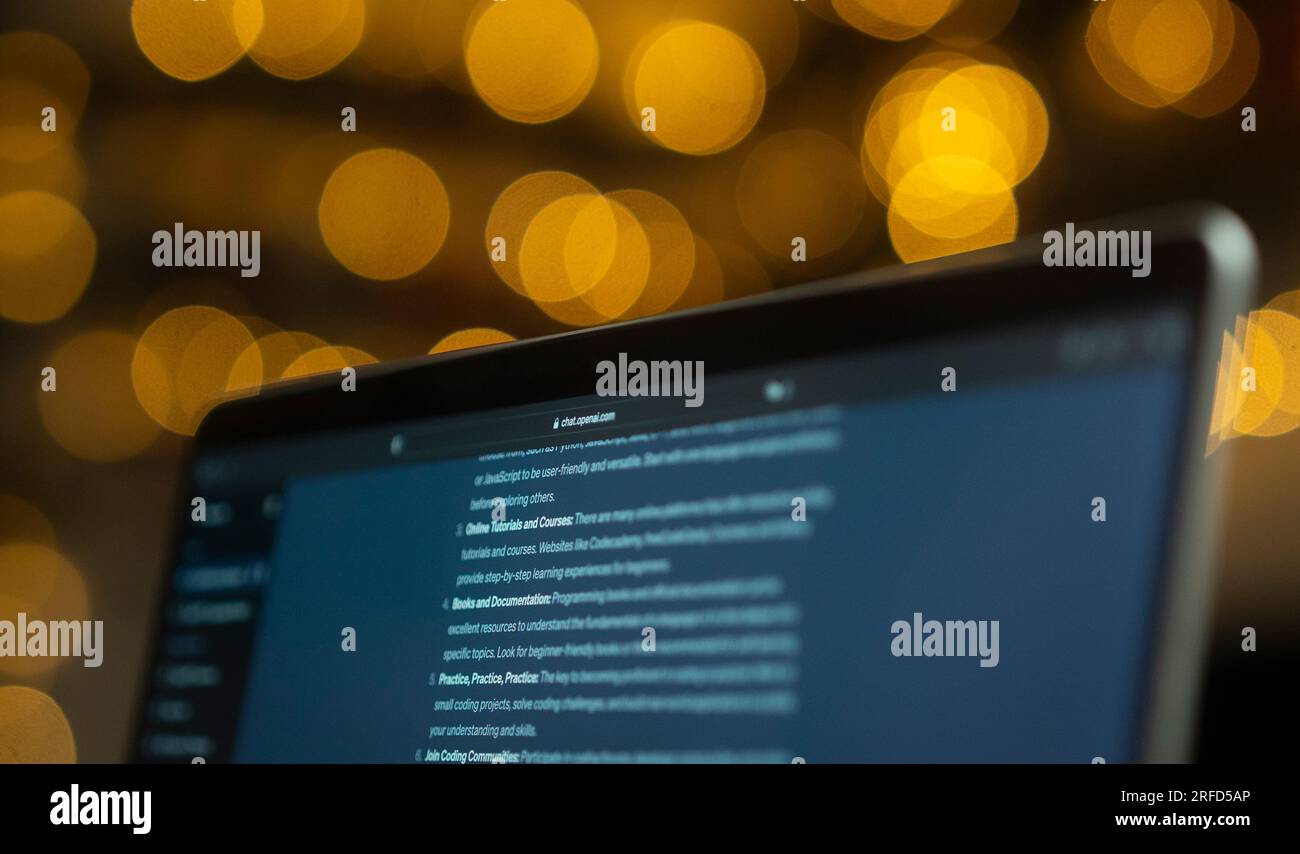 Lo schermo di un notebook è visibile con il sito Web OpenAI ChatGPT attivo in questa immagine fotografica il 2 agosto 2023 a Varsavia, Polonia. Foto Stock