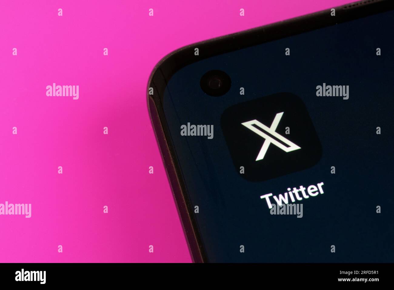 Logo dell'app Twitter X visualizzato sullo schermo dello smartphone. Twitter cambia nome in X app (conosciuta anche come "Everything app"). Stafford, Regno Unito, 2, 20 agosto Foto Stock