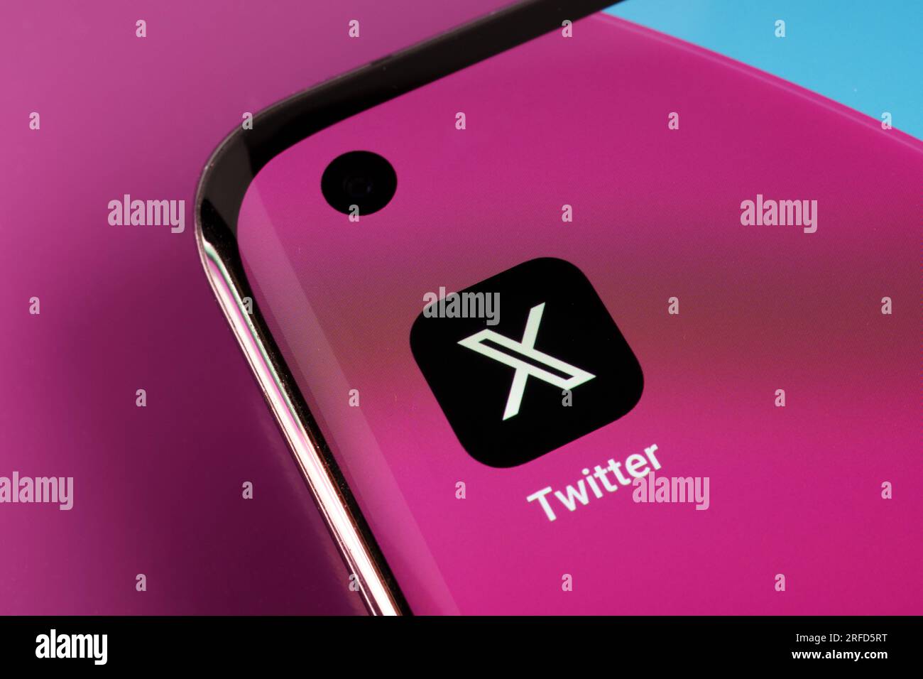 Logo dell'app Twitter X visualizzato sullo schermo dello smartphone. Twitter cambia nome in X app (conosciuta anche come "Everything app"). Stafford, Regno Unito, 2, 20 agosto Foto Stock