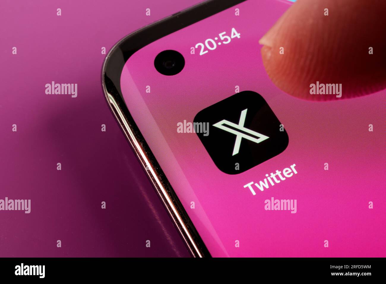 Logo dell'app Twitter X visualizzato sullo schermo dello smartphone. Twitter cambia nome in X app (conosciuta anche come "Everything app"). Stafford, Regno Unito, 2, 20 agosto Foto Stock