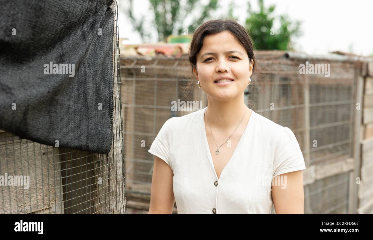 Donna asiatica alla fattoria Foto Stock