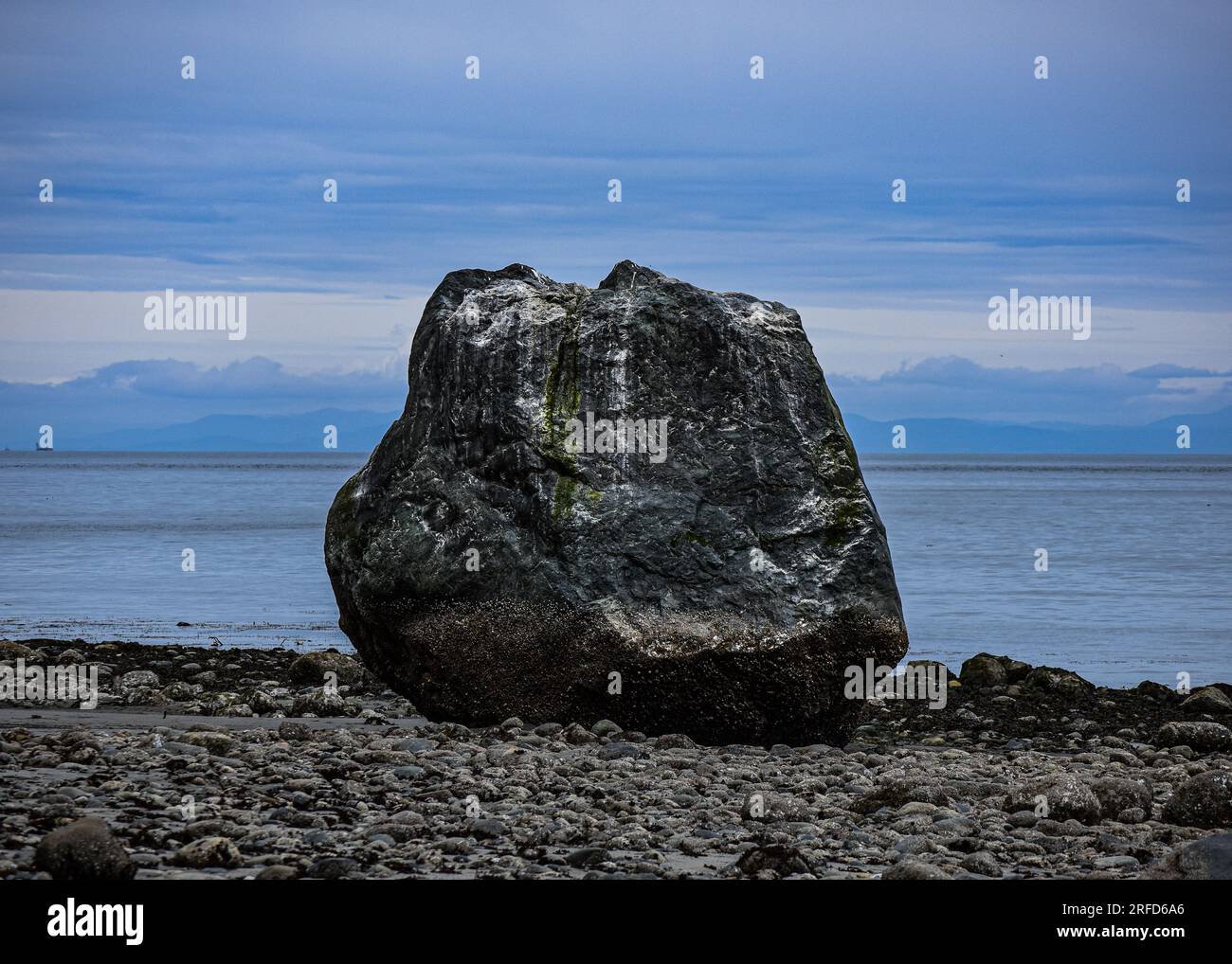Una grande roccia a Sea Glass Beach è esposta durante la bassa marea. Foto Stock