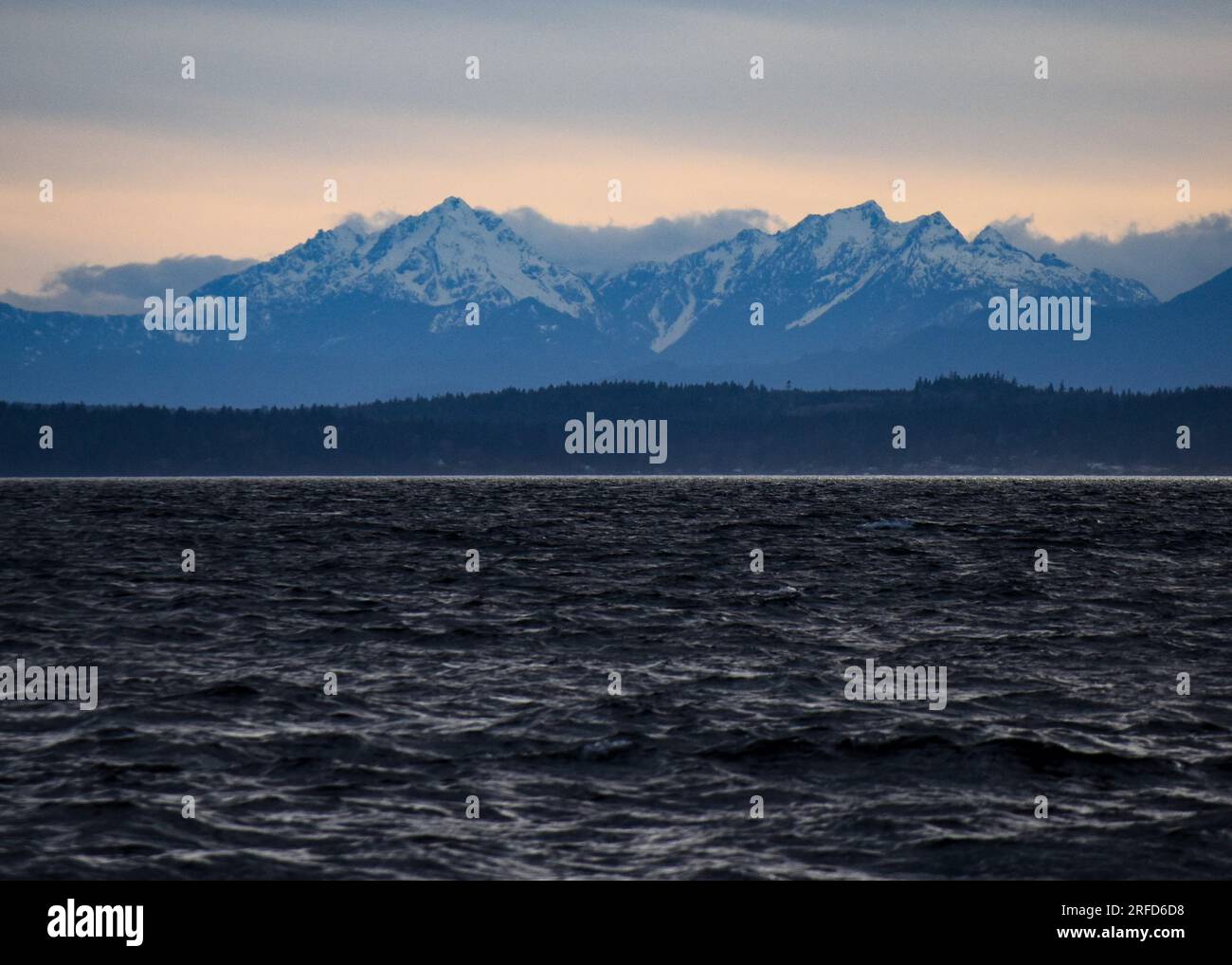 Tramonto sulle montagne a Richmond Beach, Seattle, Washington Foto Stock