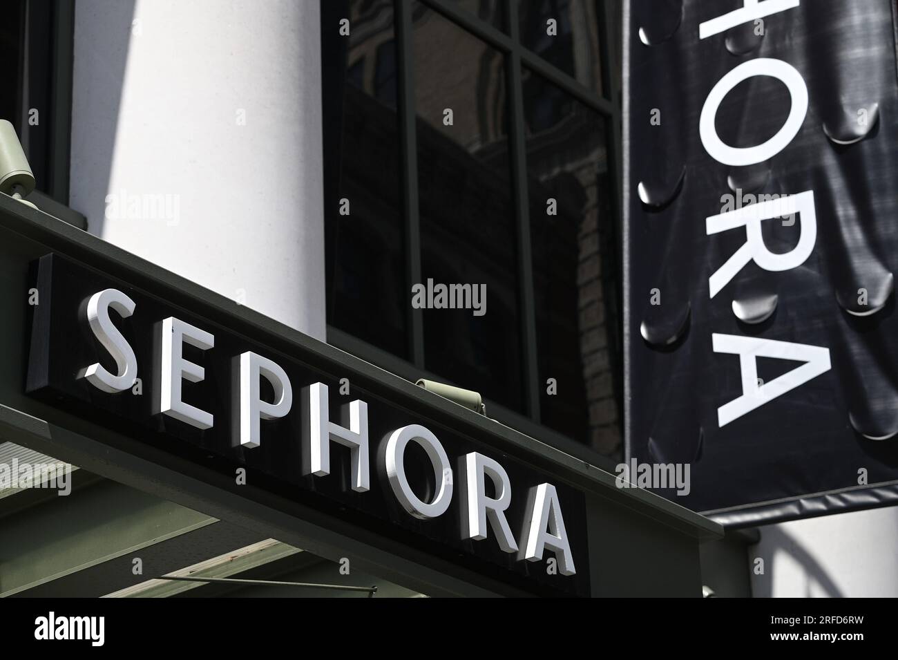 New York, USA. 2 agosto 2023. Veduta del nome Sephora posto sopra il suo negozio di bellezza e cura personale nel quartiere SoHo di Manhattan, New York, NY, 2 agosto 2023. Con la pressione di apparire più rispettosa dell'ambiente, Sephora ha lanciato un programma chiamato Beauty (ri)Purpose per affrontare i problemi relativi al riciclaggio dei pacchetti e limitare i rifiuti nel mercato della bellezza. (Foto di Anthony Behar/Sipa USA) credito: SIPA USA/Alamy Live News Foto Stock