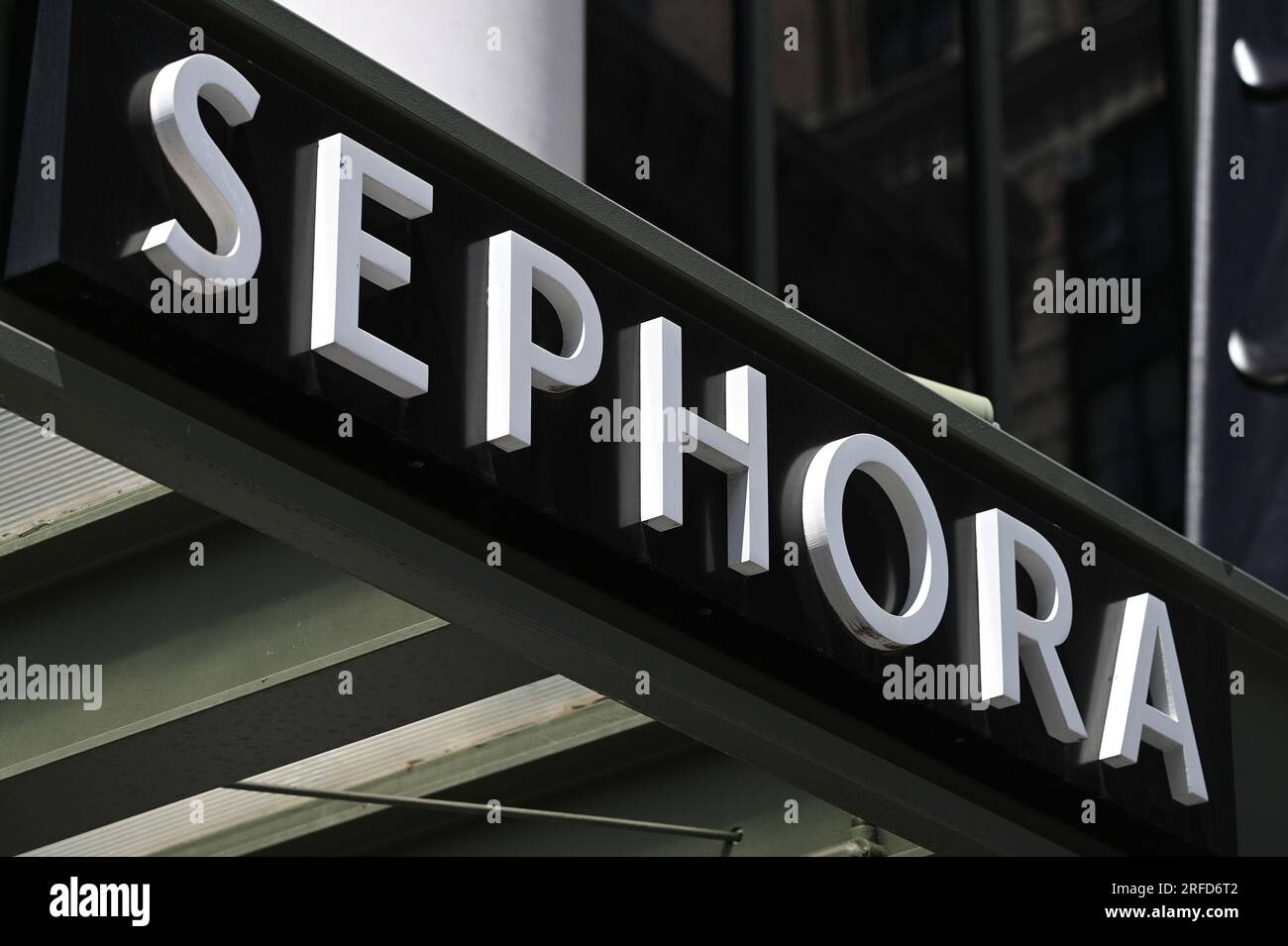 New York, USA. 2 agosto 2023. Veduta del nome Sephora posto sopra il suo negozio di bellezza e cura personale nel quartiere SoHo di Manhattan, New York, NY, 2 agosto 2023. Con la pressione di apparire più rispettosa dell'ambiente, Sephora ha lanciato un programma chiamato Beauty (ri)Purpose per affrontare i problemi relativi al riciclaggio dei pacchetti e limitare i rifiuti nel mercato della bellezza. (Foto di Anthony Behar/Sipa USA) credito: SIPA USA/Alamy Live News Foto Stock