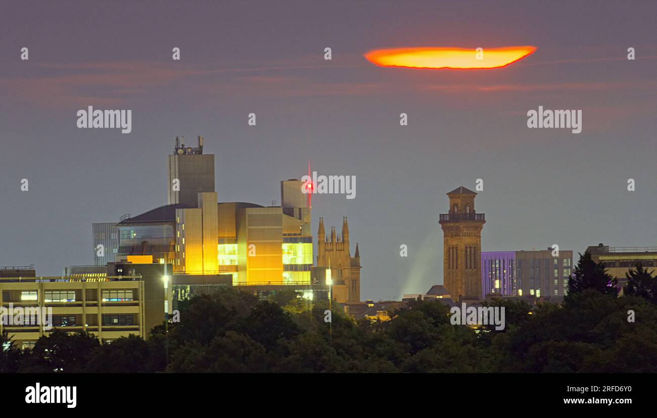 Glasgow, Scozia, Regno Unito. 2 agosto 2023. Tempo nel Regno Unito: Un frammento di superluna come nuvola nasconde la maggior parte della luna di storione sull'estremità occidentale e le torri la chiesa della trinità nel circo del parco e la biblioteca dell'università di glasgow , . Credit Gerard Ferry/Alamy Live News Foto Stock