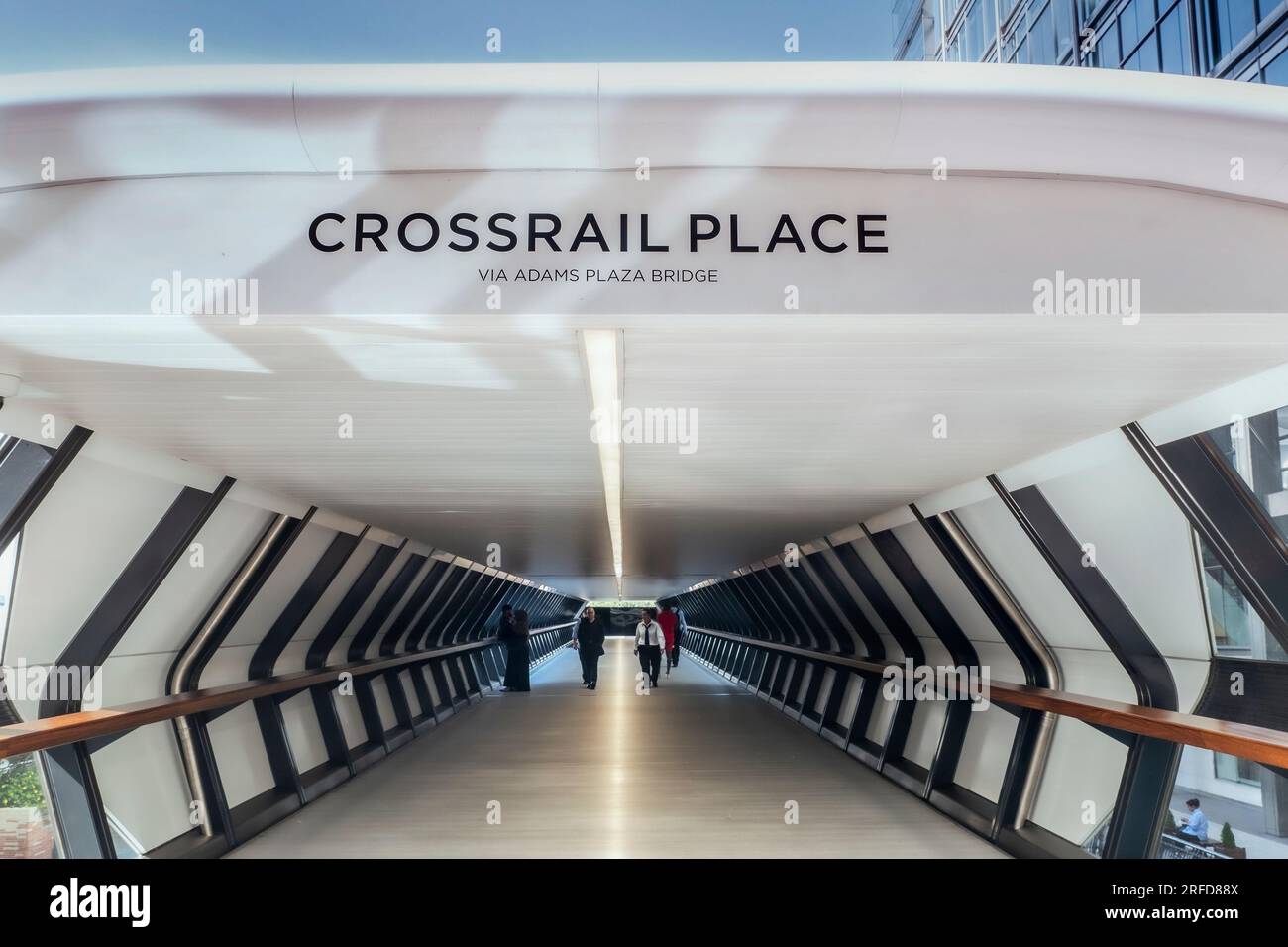 CROSSRAIL PLACE Adams Plaza Bridge da One Canada Square conduce a Crossrail Place con gli uffici che attraversano la città. Canary Wharf London E14 Foto Stock