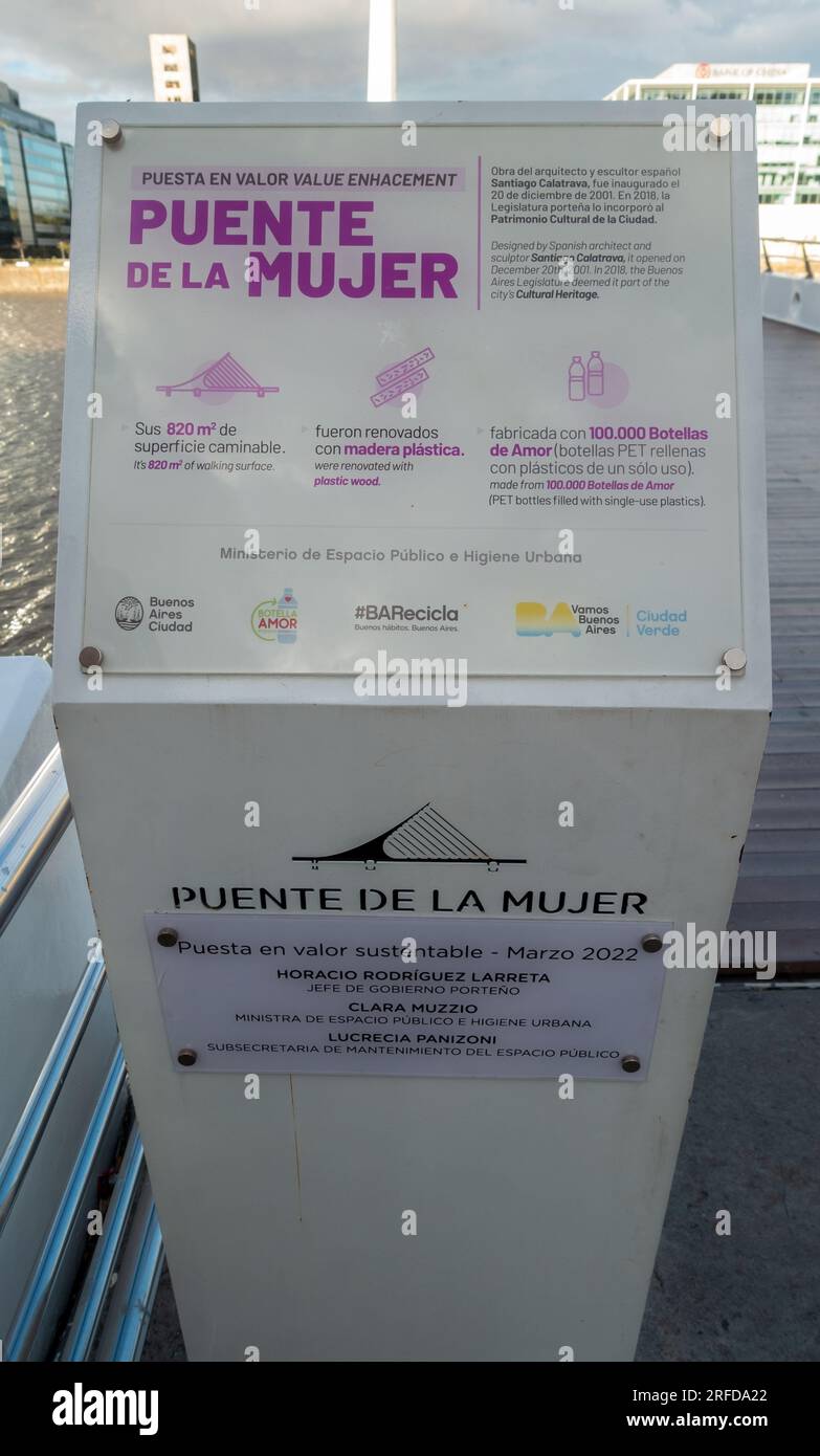 Cartello della tabella informativa al Puente De la Mujer, o Ponte della donna, famoso ponte pedonale rotante sul lungomare di Puerto Madero a Buenos Aires, Argentina Foto Stock