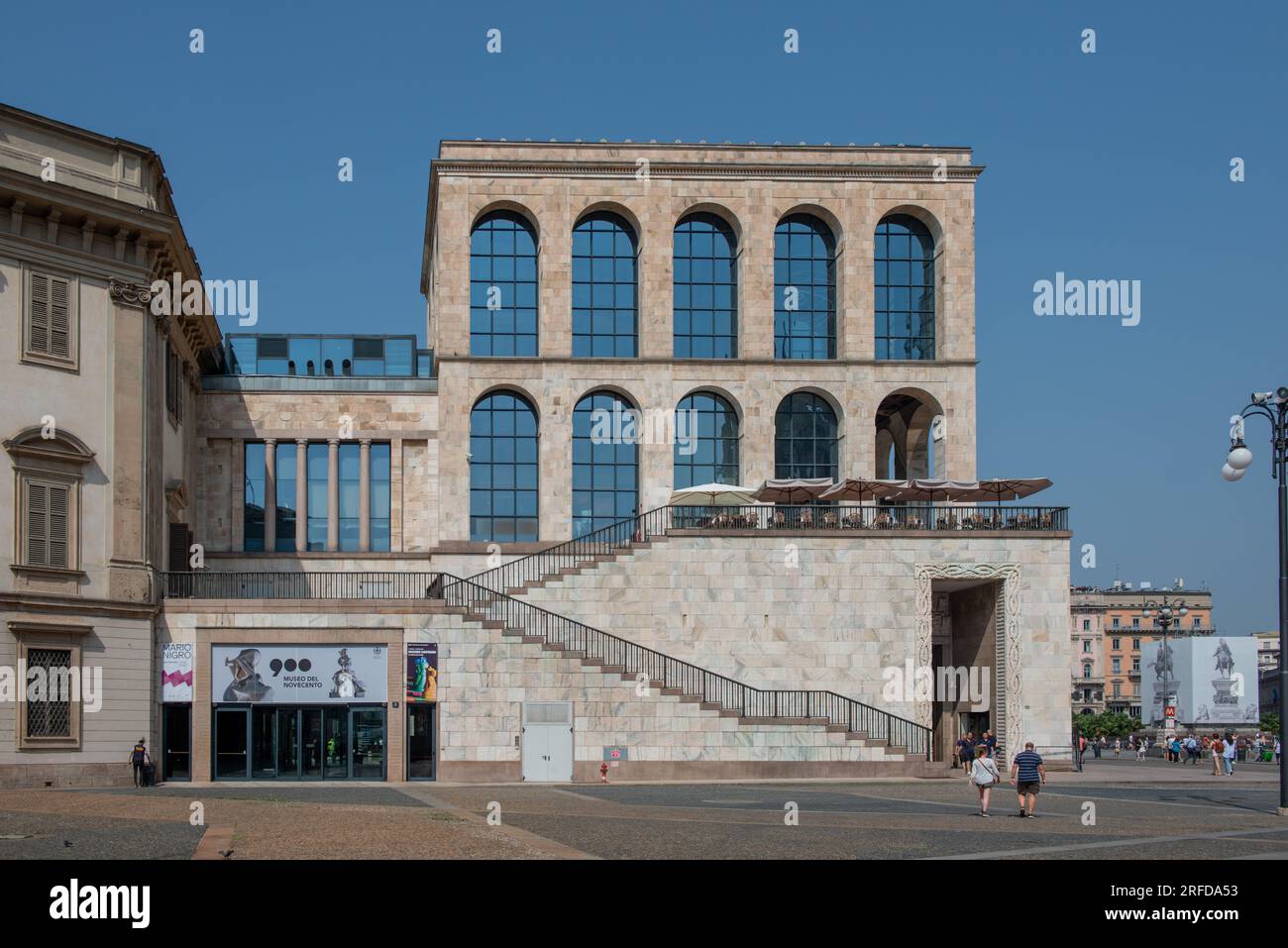 Milano 19 luglio 2023: Esterno del museo del novecento a milano con la scala che porta al museo Foto Stock