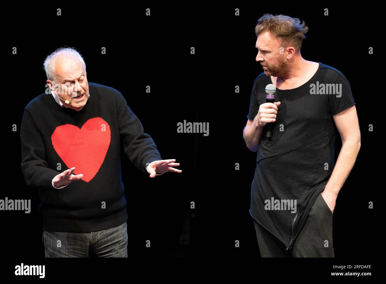 Edimburgo, Scozia, Regno Unito. 2 agosto 2023. L'Assembly Gala Launch mette in mostra le migliori produzioni da esibirsi presso le sedi dell'Assemblea durante l'Edinburgh Fringe 2023. PIC; Gyles Brandreth e Jason Byrne. Iain Masterton/Alamy Live News Foto Stock