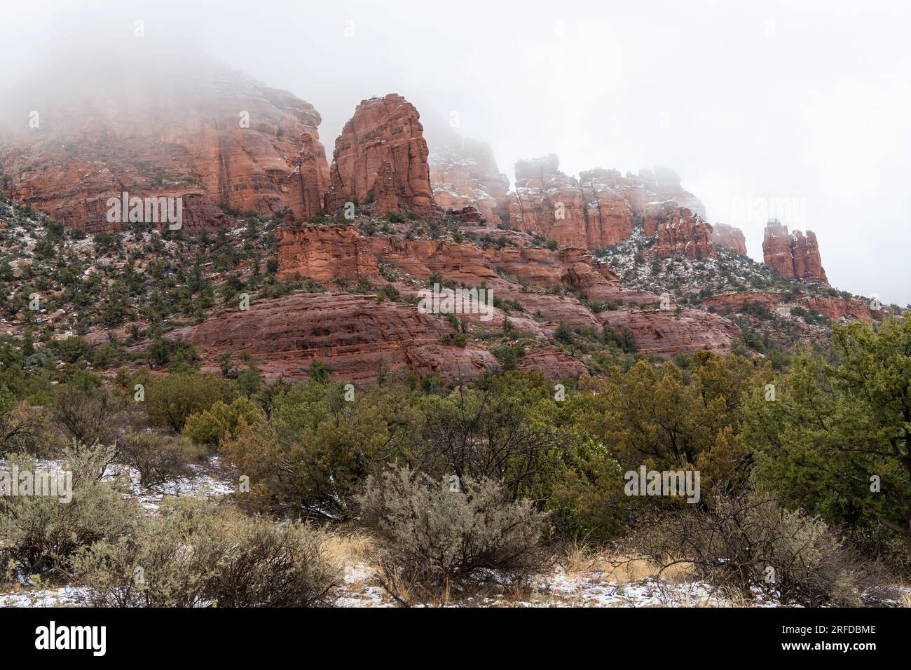 Formazioni di roccia rossa avvolte nella nebbia, vicino a Sedona, Arizona, USA, da Dominique Braud/Dembinsky Photo Assoc Foto Stock