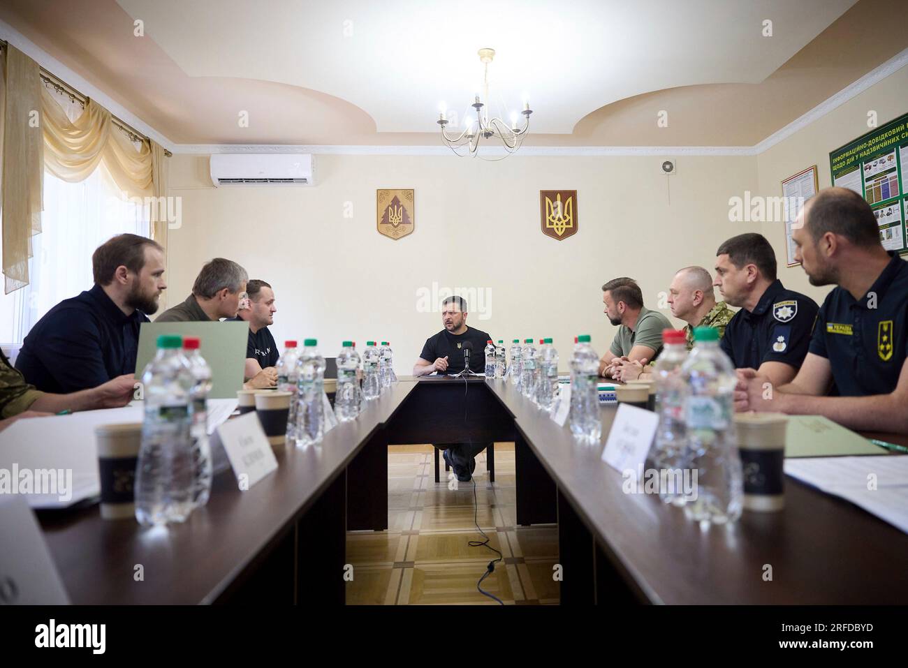 Uzhhorod, Ucraina. 2 agosto 2023. Il presidente ucraino Volodymyr Zelenskyy, centro, osservazioni ai funzionari governativi locali e regionali durante una riunione per discutere la situazione sociale e della sicurezza, il 2 agosto 2023 a Uzhhorod, Oblast di Zakarpattia, Ucraina. Credito: Pool Photo/Ufficio Stampa Presidenziale ucraino/Alamy Live News Foto Stock