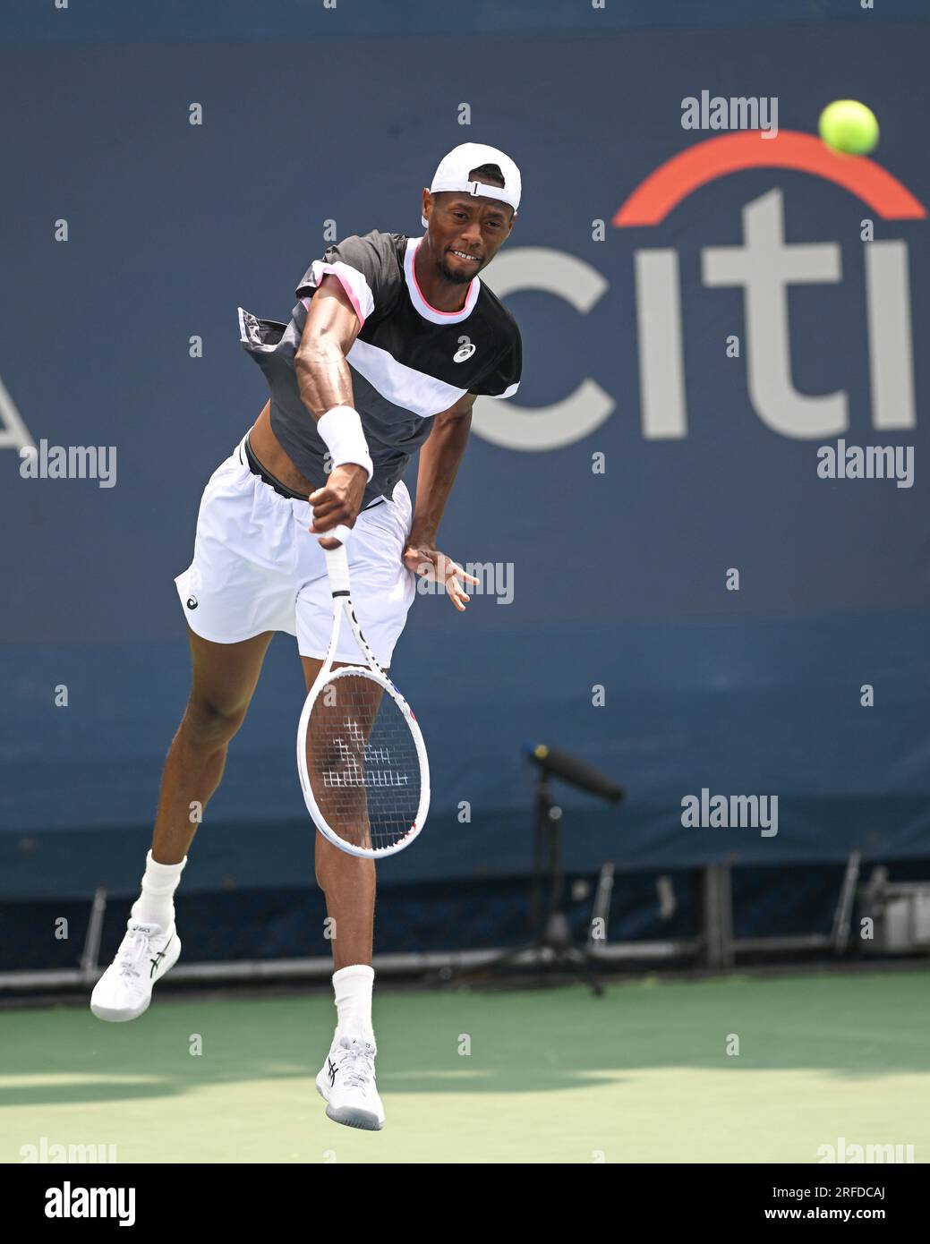 WASHINGTON, D.C, USA. 30 luglio 2021. CHRISTOPHER EUBANKS colpisce un serve durante la sua partita al Rock Creek Tennis Center. (Immagine di credito: © Kyle Gustafson/ZUMA Press Wire) SOLO USO EDITORIALE! Non per USO commerciale! Foto Stock