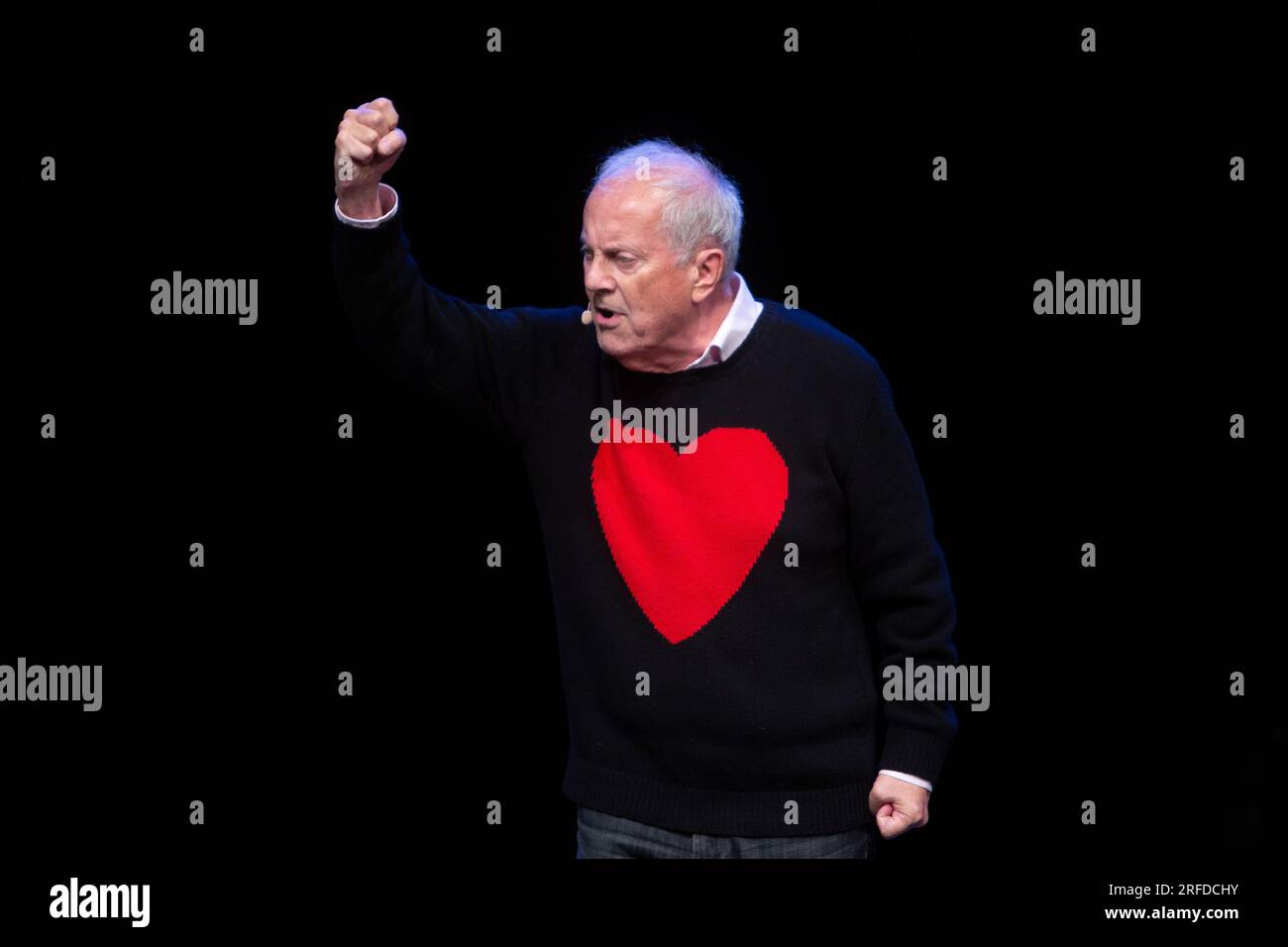 Edimburgo. Scozia, Regno Unito. 2 agosto 2023. Press Call: Il Gala dell'Assemblea celebra l'apertura del nostro programma 2023 di oltre 180 spettacoli. Nella foto: Gyles Brandreth foto di: Pako Mera/Alamy Live News Foto Stock