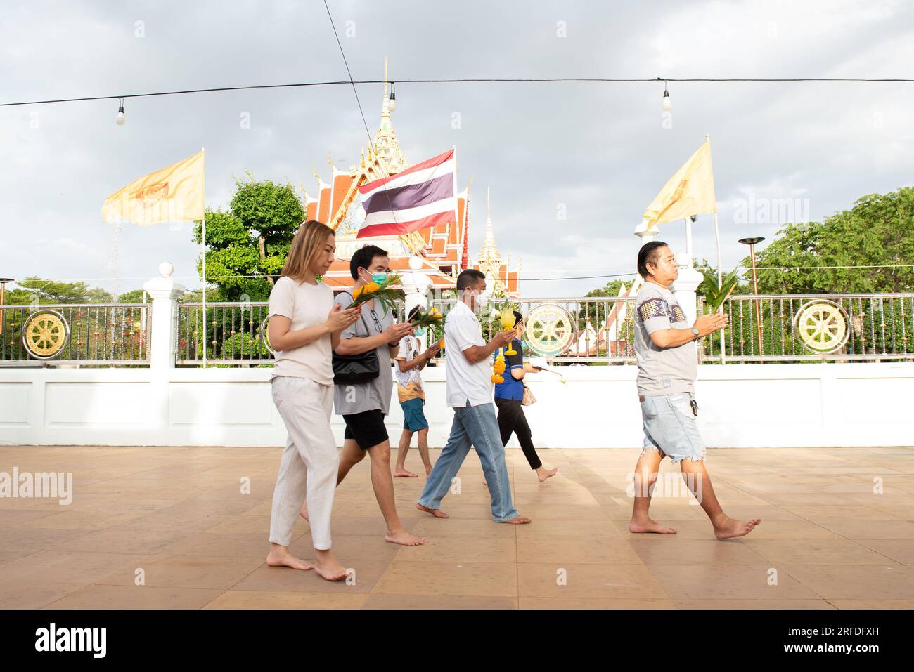 Provincia di Samut Prakan, Thailandia. 1 agosto 2023. Devoti buddisti thailandesi, con fiori di loto, bastoncini di incenso e preghiera, passeggiata intorno a Phra Thutangkha Chedi, al tempio Wat Asokaram alla periferia di Bangkok nella provincia di Samut Prakan, Thailandia, il Buddha al giorno di Asarnha Bucha il 1 agosto 2023. (Foto di Teera Noisakran/Pacific Press) credito: Pacific Press Media Production Corp./Alamy Live News Foto Stock