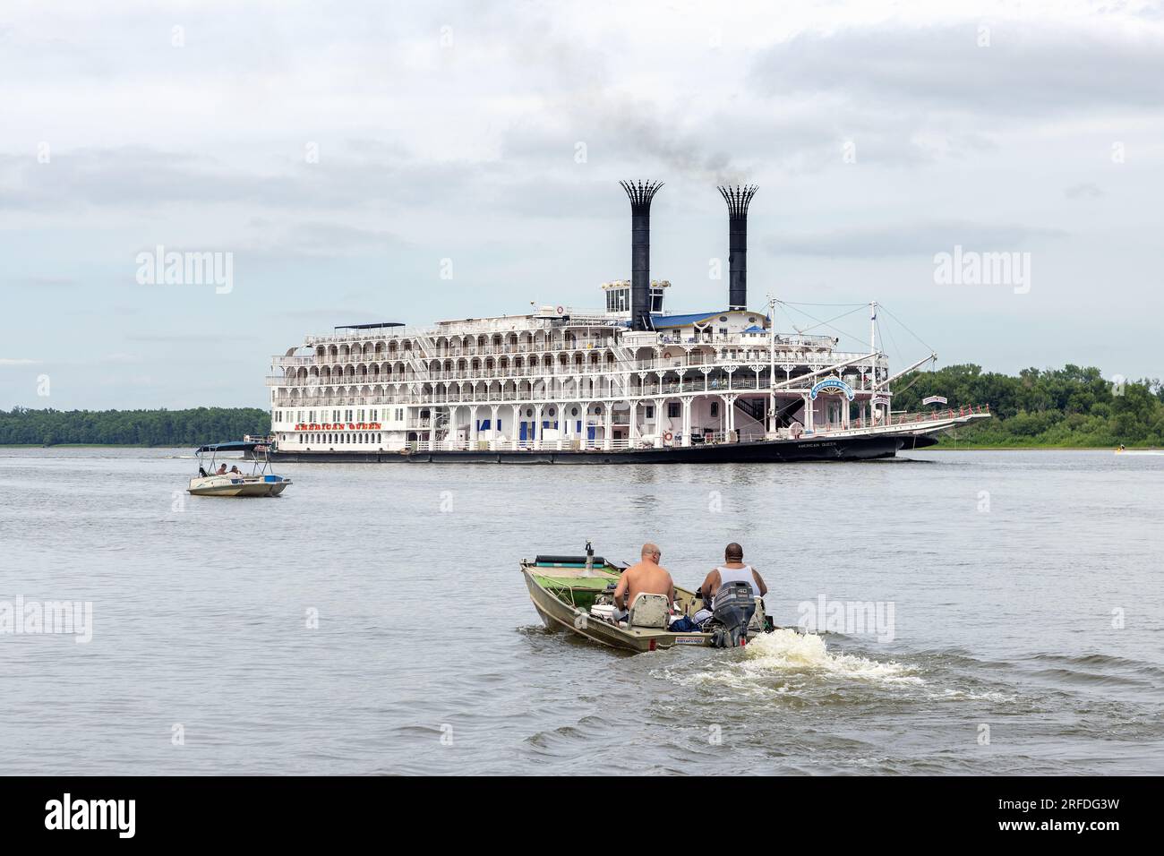 Il battello fluviale American Queen naviga verso sud sul fiume Mississippi vicino a Burlington, Iowa. Foto Stock