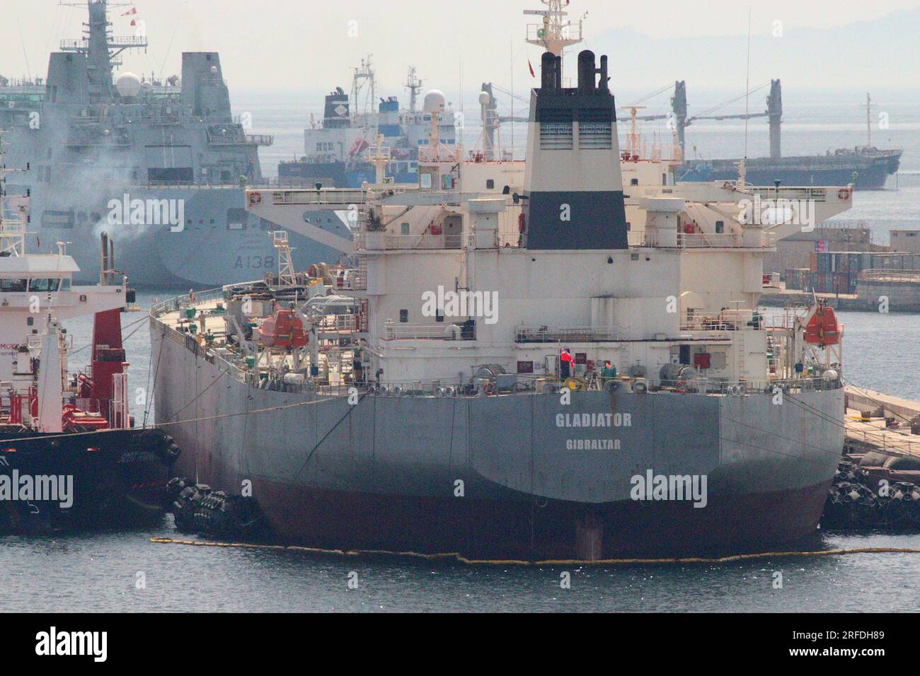 Scena movimentata nel porto di Gibilterra, dominato dalla circonferenza della petroliera Gladiator, e dalla nave ausiliaria della Royal Fleet Tidesurge, settembre 2022. Foto Stock