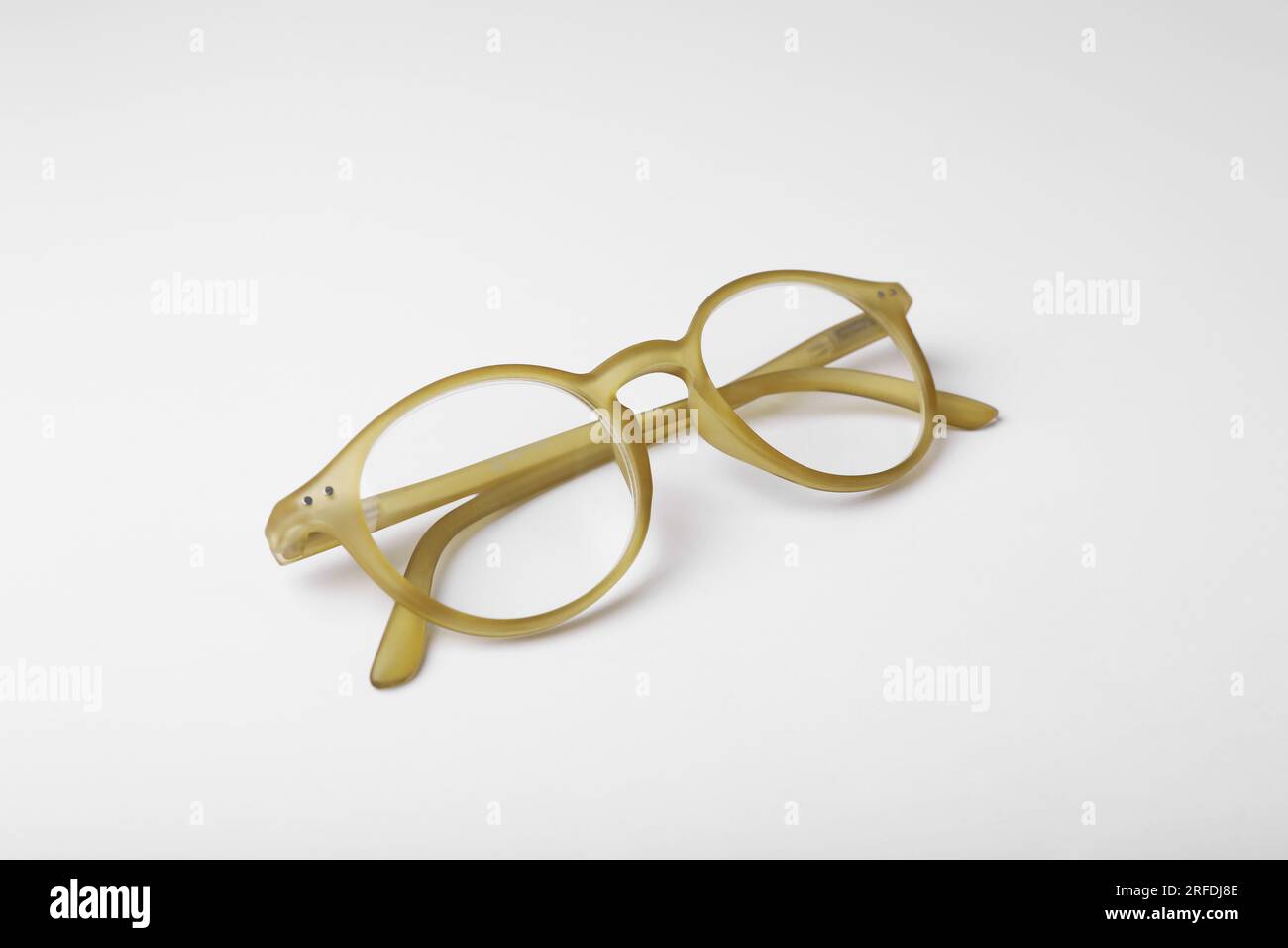 Occhiali con lenti correttive su sfondo bianco Foto Stock
