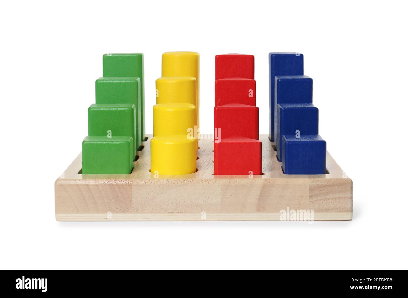 Smistatore in legno con figure geometriche colorate isolate su bianco. Giocattolo per bambini Foto Stock