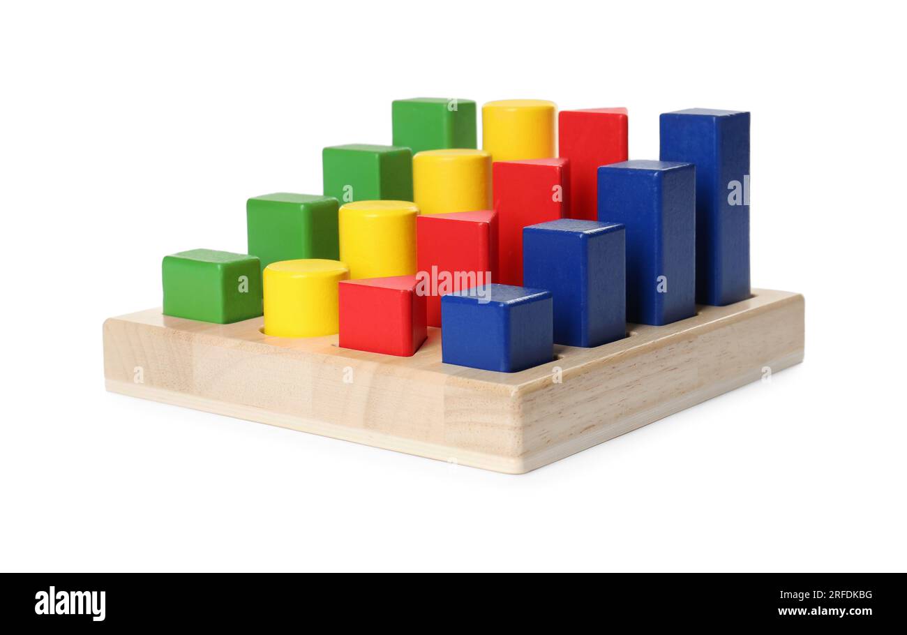 Smistatore in legno con figure geometriche colorate isolate su bianco. Giocattolo per bambini Foto Stock