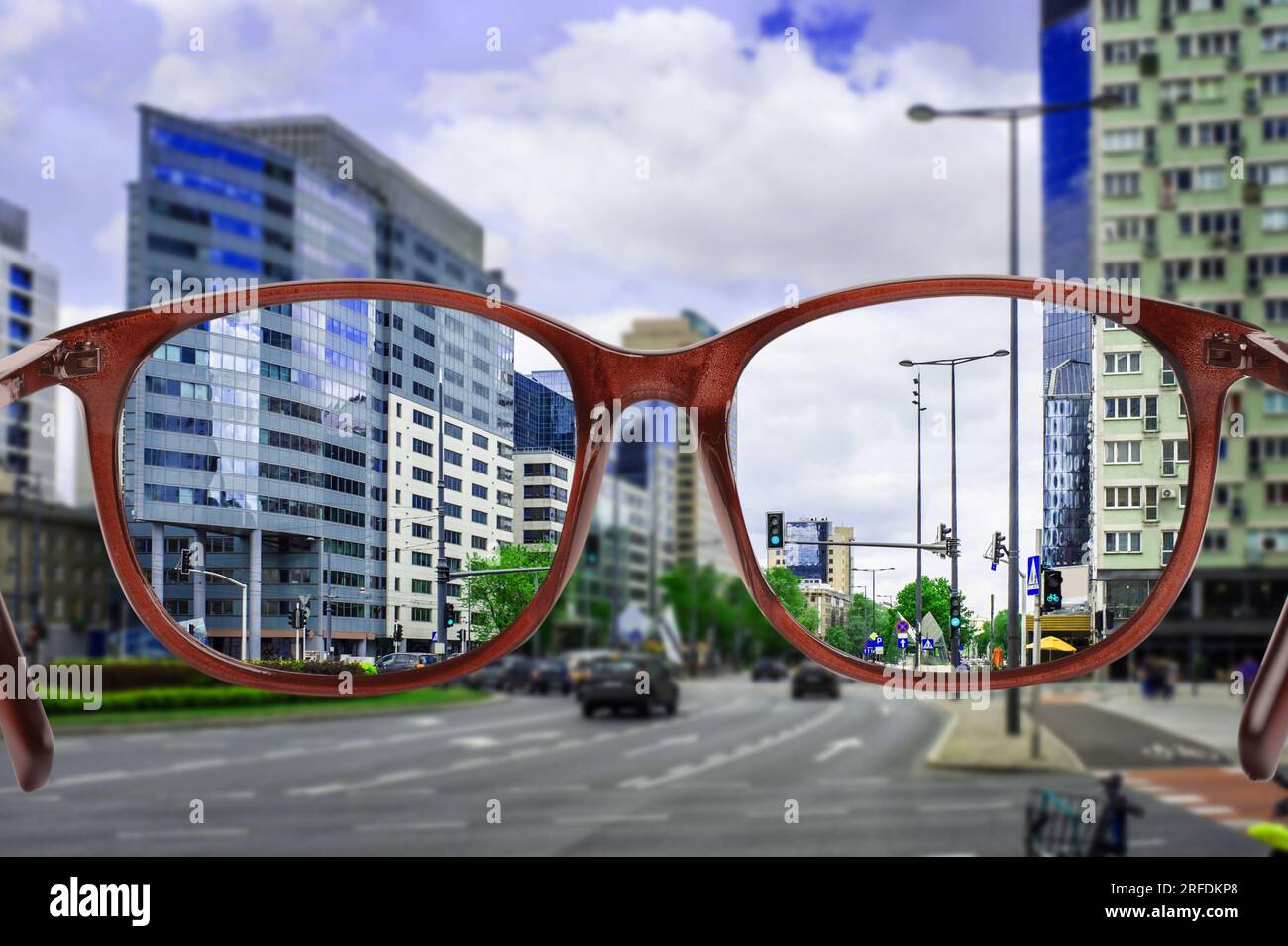 Correzione della visione. Il paesaggio urbano diventa più chiaro quando si guardano attraverso gli occhiali Foto Stock