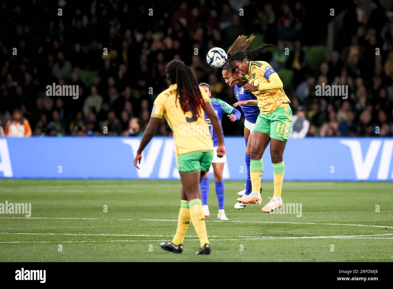 Melbourne, Australia, 2 agosto 2023. Khadija Shaw della Giamaica è a capo del pallone durante la partita di calcio della Coppa del mondo femminile tra la Giamaica e il Brasile all'AAMI Park il 2 agosto 2023 a Melbourne, in Australia. Crediti: Dave Hewison/Speed Media/Alamy Live News Foto Stock