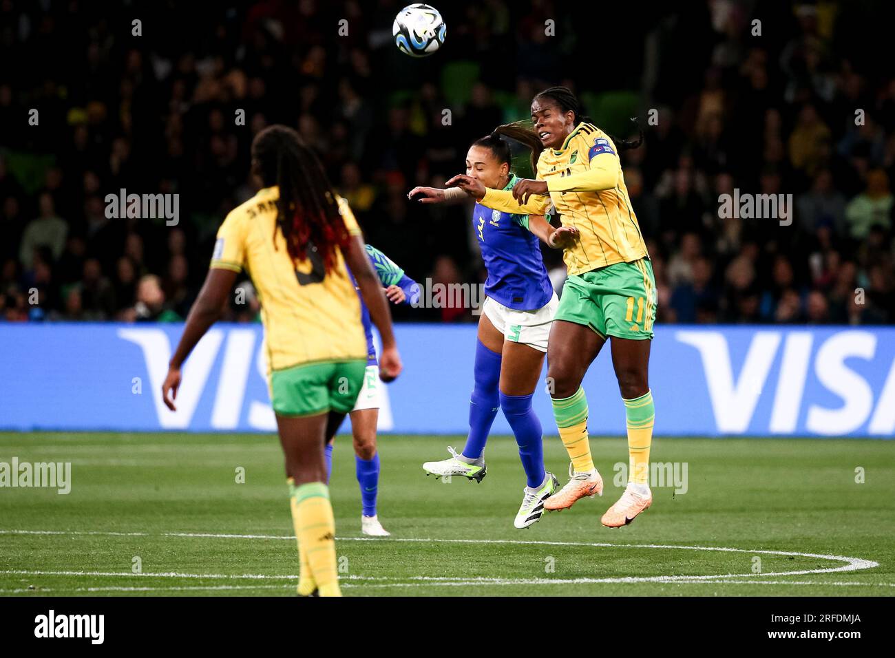 Melbourne, Australia, 2 agosto 2023. Khadija Shaw della Giamaica è a capo del pallone durante la partita di calcio della Coppa del mondo femminile tra la Giamaica e il Brasile all'AAMI Park il 2 agosto 2023 a Melbourne, in Australia. Crediti: Dave Hewison/Speed Media/Alamy Live News Foto Stock